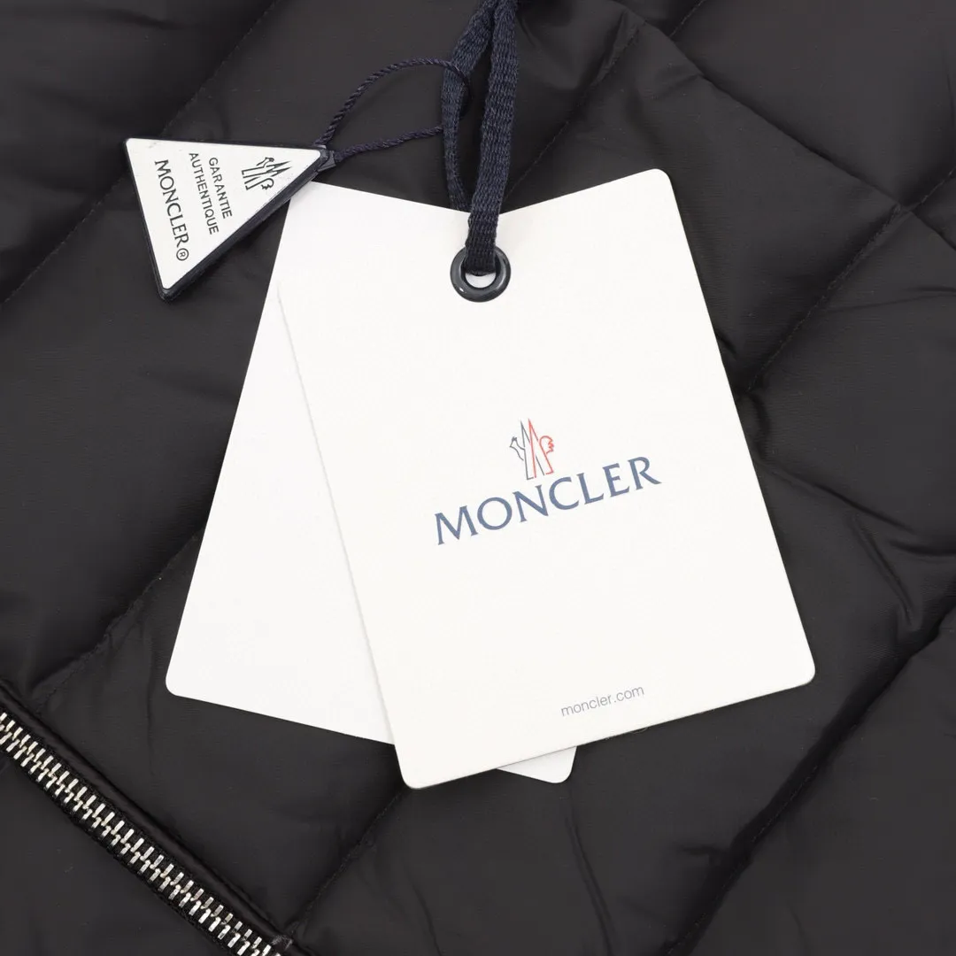 P580 Stand-up collar knitting Moncler muzzle 24s new sleeve splicing knitted stand-up collar light down jacket New autumn and winter down splicing jacket Down filling is practical and adds splicing popular elements ~ short version Solid color series full of high-end sense! Comfortable, fashionable and versatile! Style number: A66# Color: black white Size: S M L