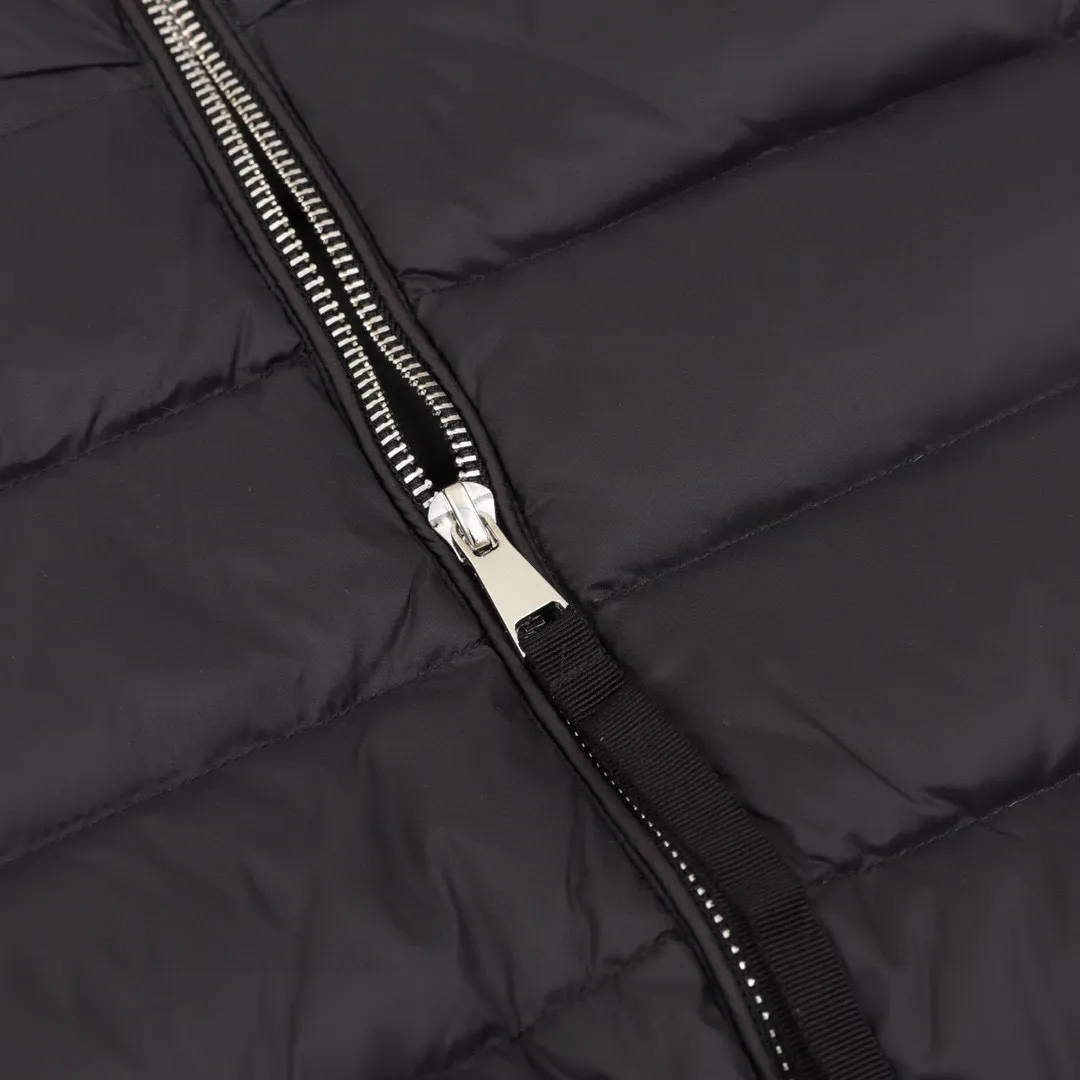 P580 Stand-up collar knitting Moncler muzzle 24s new sleeve splicing knitted stand-up collar light down jacket New autumn and winter down splicing jacket Down filling is practical and adds splicing popular elements ~ short version Solid color series full of high-end sense! Comfortable, fashionable and versatile! Style number: A66# Color: black white Size: S M L