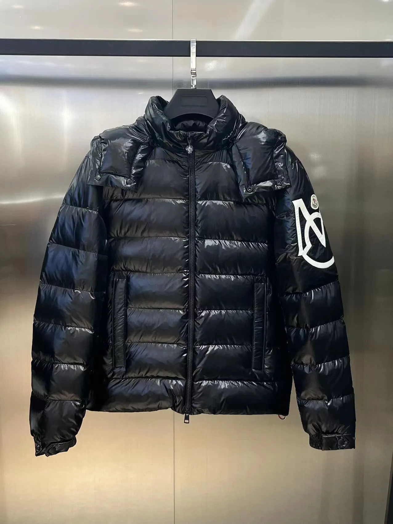 P860 ⬆️🆕❤️2023🆕Wang Yibo's same Moncler Mariveles down jacket draws inspiration from camping and integrates dynamic technological texture. It is made of polyester, hooded style, the hood can be detached at will, pt Size: 123456 Color: Black