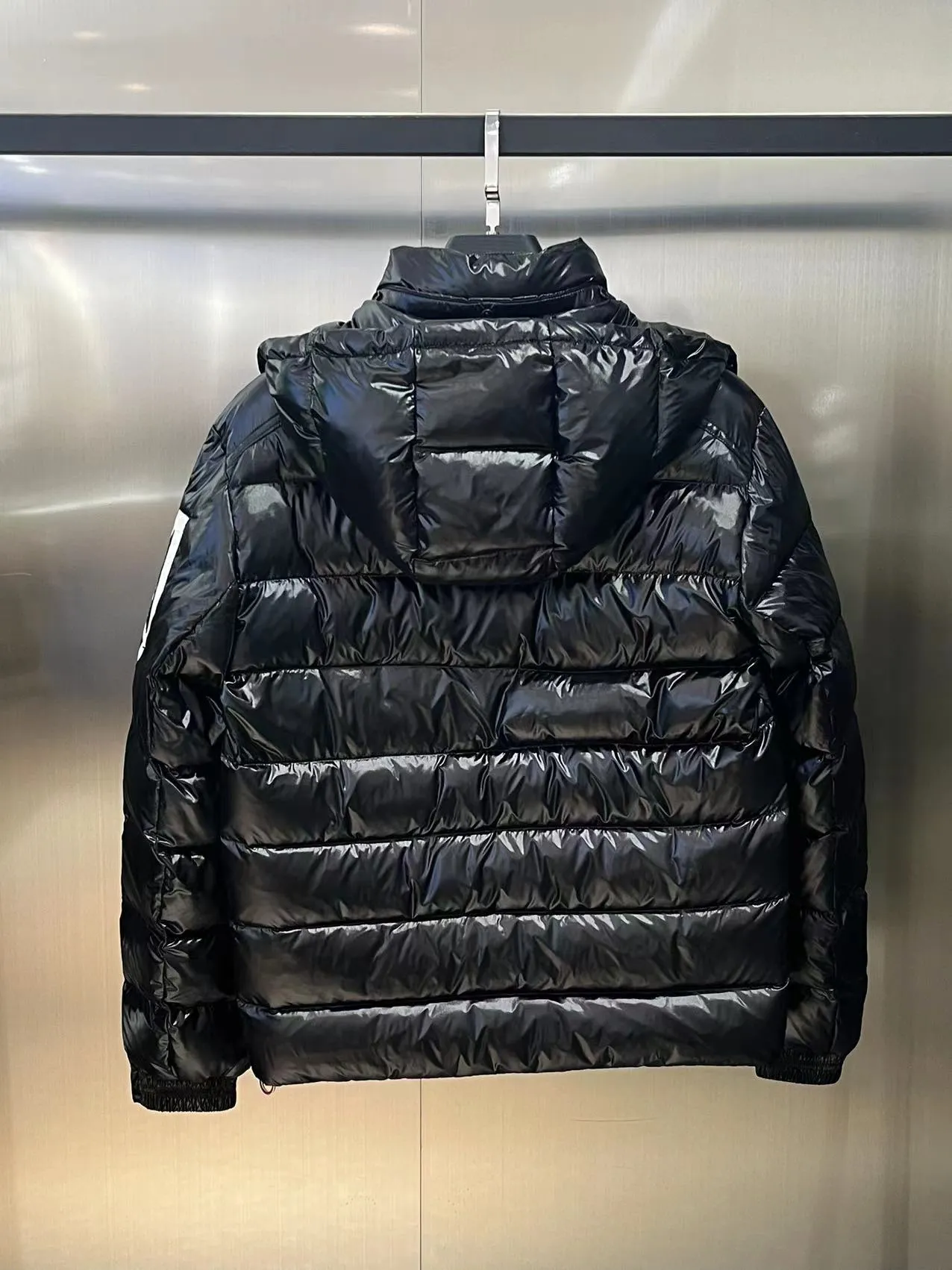 P860 ⬆️🆕❤️2023🆕Wang Yibo's same Moncler Mariveles down jacket draws inspiration from camping and integrates dynamic technological texture. It is made of polyester, hooded style, the hood can be detached at will, pt Size: 123456 Color: Black