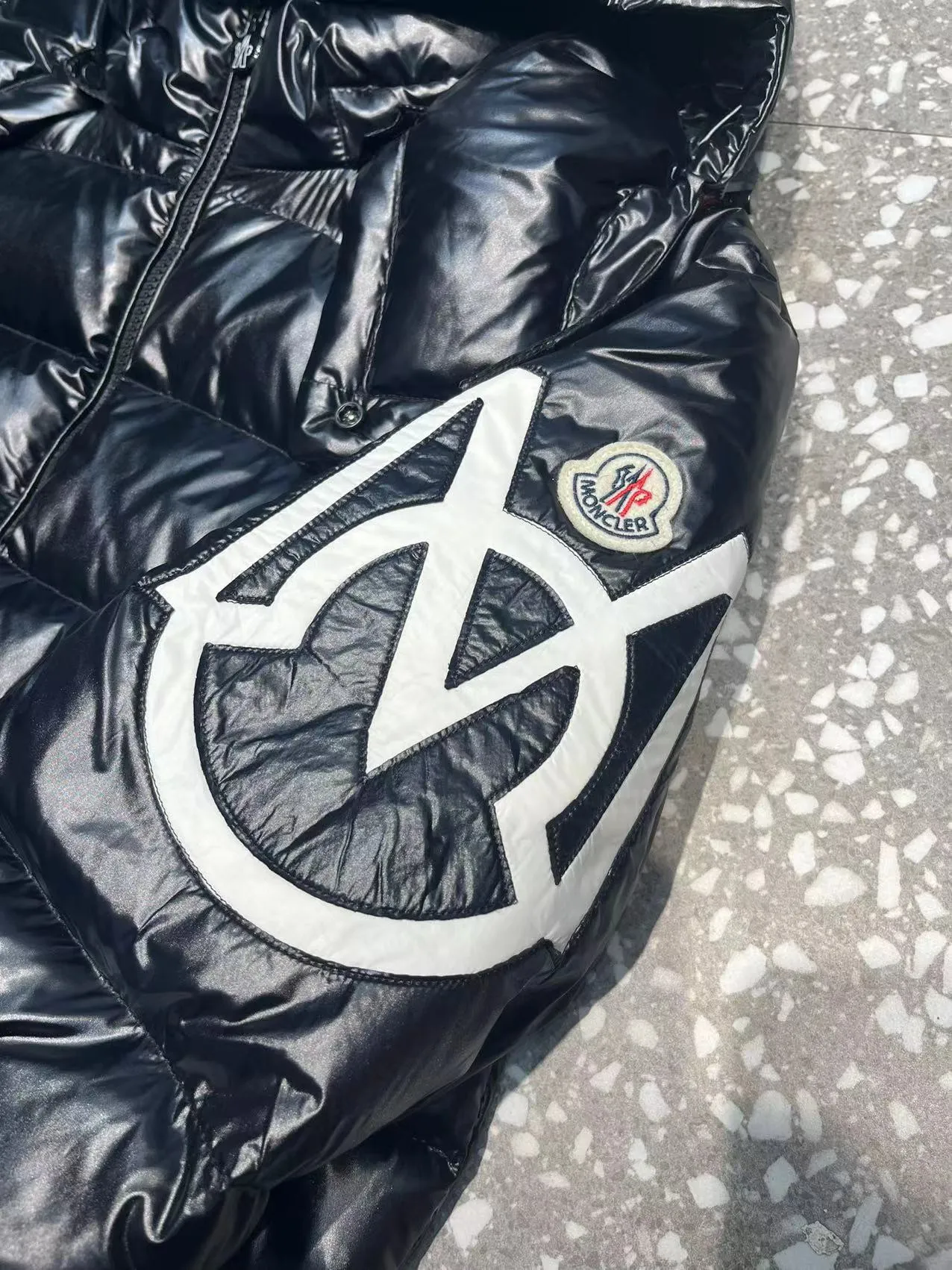 P860 ⬆️🆕❤️2023🆕Wang Yibo's same Moncler Mariveles down jacket draws inspiration from camping and integrates dynamic technological texture. It is made of polyester, hooded style, the hood can be detached at will, pt Size: 123456 Color: Black