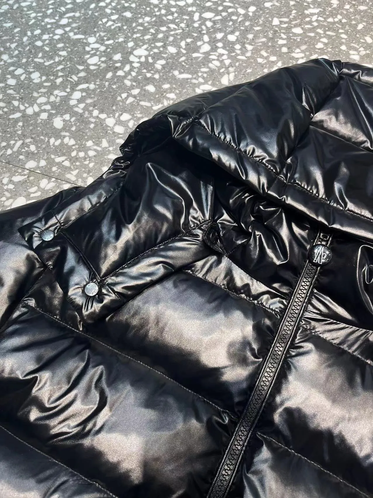 P860 ⬆️🆕❤️2023🆕Wang Yibo's same Moncler Mariveles down jacket draws inspiration from camping and integrates dynamic technological texture. It is made of polyester, hooded style, the hood can be detached at will, pt Size: 123456 Color: Black