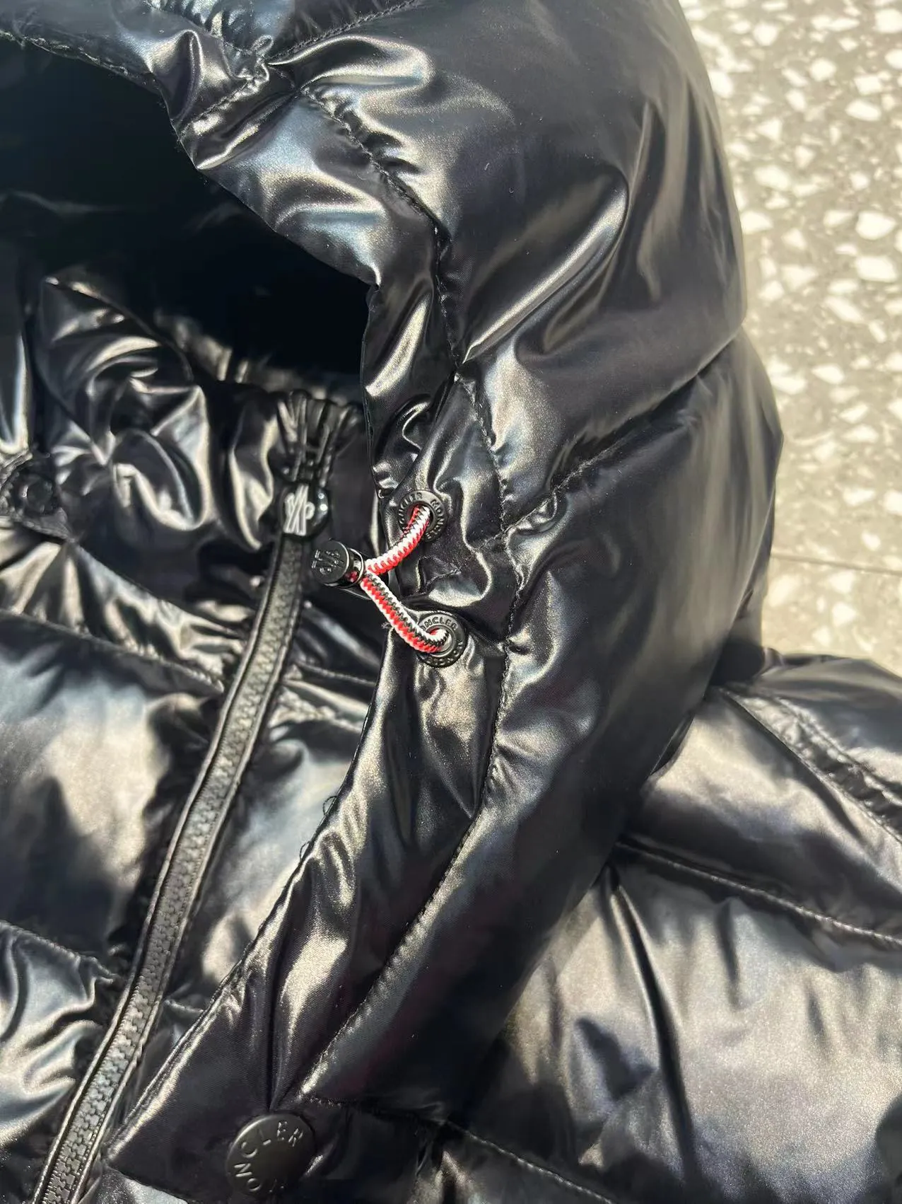 P860 ⬆️🆕❤️2023🆕Wang Yibo's same Moncler Mariveles down jacket draws inspiration from camping and integrates dynamic technological texture. It is made of polyester, hooded style, the hood can be detached at will, pt Size: 123456 Color: Black