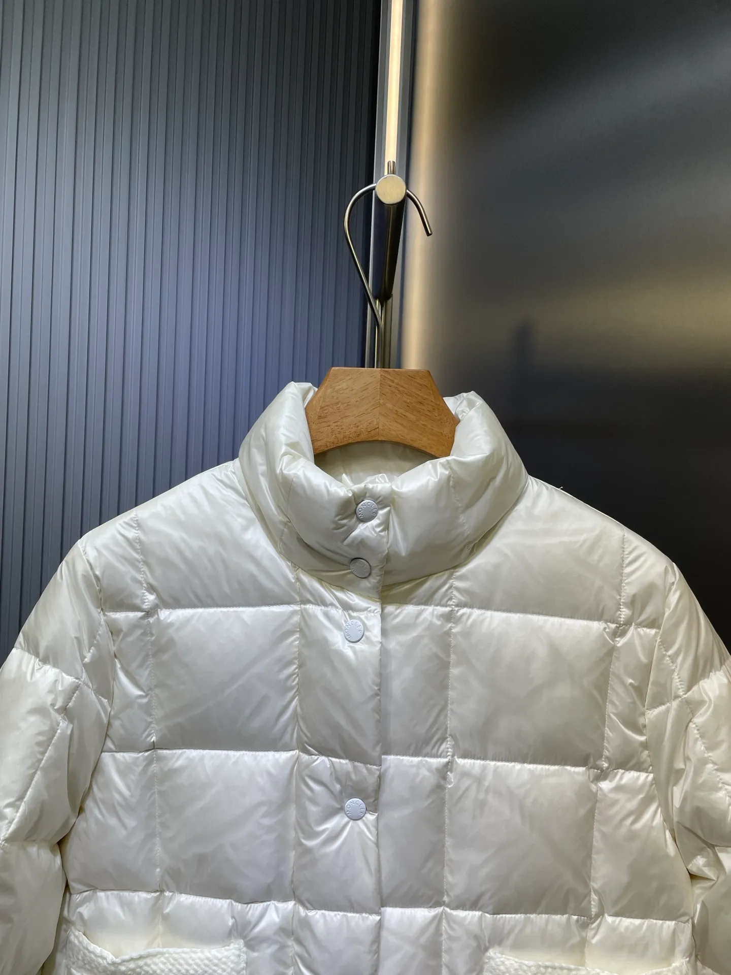 P690 Moncler🌟Thin stand-up collar and lapel down jacket. Customized YB imported nylon material. The craftsmanship is restored. Upgraded material. It has the waterproof, windproof and cold-proof function of nylon. White goose down filling inside. The whole piece is light and warm. Zipper placket. Lapel stand-up collar two-wear design. Classic rectangular strip embossing treatment. The iconic logo patch embellishment on the outside of the arm shows a low-key sense of luxury. The woven upper edge pocket design is practical to keep out the cold. Exquisite details can successfully get rid of dullness. Integrate warmth and fashion. Customized surface accessories. Look for the correct version. Filled with velvet logo. Size: s m l