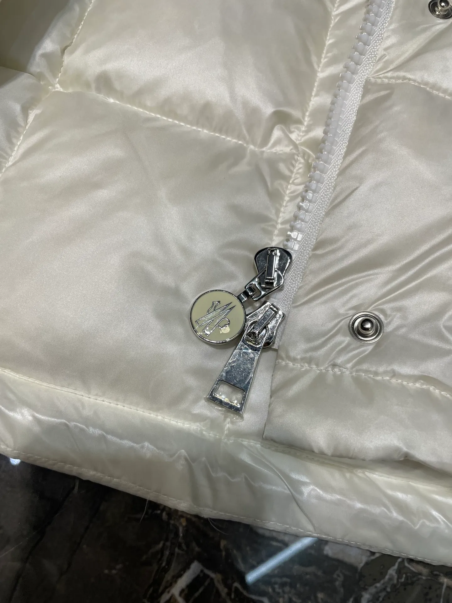P690 Moncler🌟Thin stand-up collar and lapel down jacket. Customized YB imported nylon material. The craftsmanship is restored. Upgraded material. It has the waterproof, windproof and cold-proof function of nylon. White goose down filling inside. The whole piece is light and warm. Zipper placket. Lapel stand-up collar two-wear design. Classic rectangular strip embossing treatment. The iconic logo patch embellishment on the outside of the arm shows a low-key sense of luxury. The woven upper edge pocket design is practical to keep out the cold. Exquisite details can successfully get rid of dullness. Integrate warmth and fashion. Customized surface accessories. Look for the correct version. Filled with velvet logo. Size: s m l