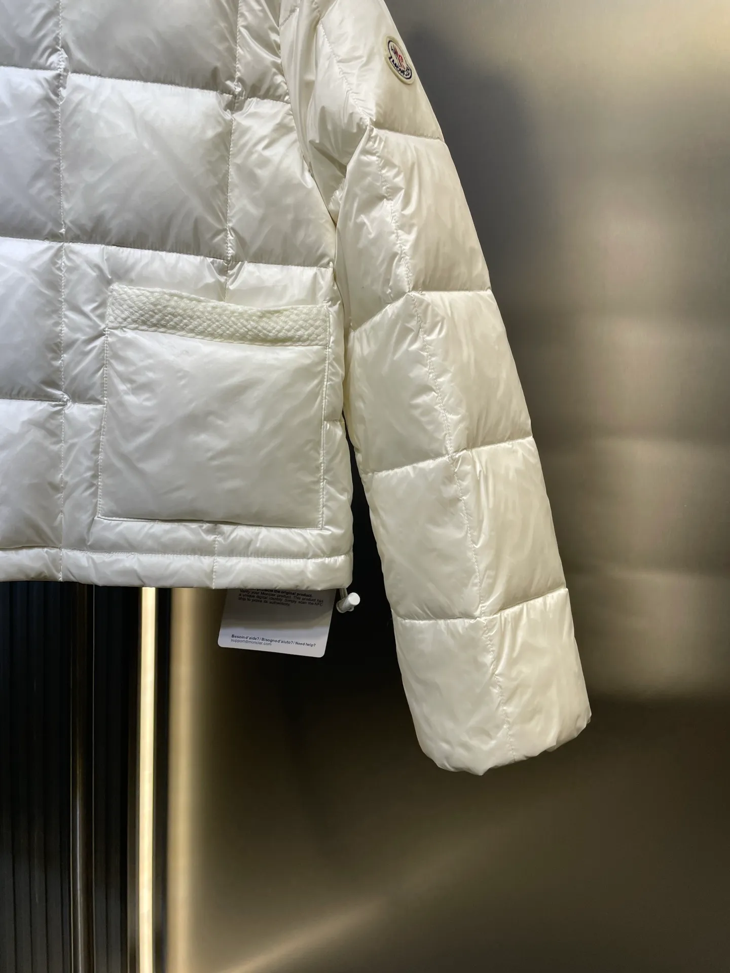 P690 Moncler🌟Thin stand-up collar and lapel down jacket. Customized YB imported nylon material. The craftsmanship is restored. Upgraded material. It has the waterproof, windproof and cold-proof function of nylon. White goose down filling inside. The whole piece is light and warm. Zipper placket. Lapel stand-up collar two-wear design. Classic rectangular strip embossing treatment. The iconic logo patch embellishment on the outside of the arm shows a low-key sense of luxury. The woven upper edge pocket design is practical to keep out the cold. Exquisite details can successfully get rid of dullness. Integrate warmth and fashion. Customized surface accessories. Look for the correct version. Filled with velvet logo. Size: s m l