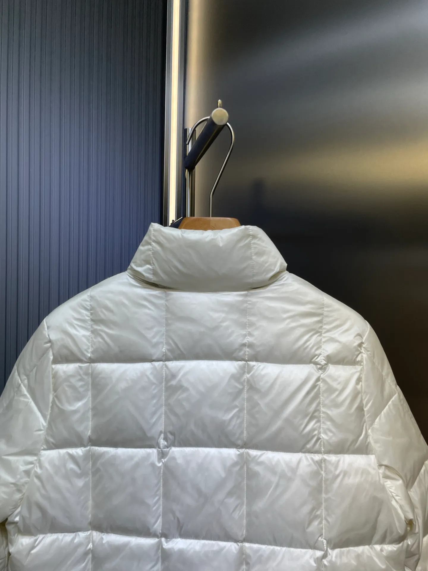 P690 Moncler🌟Thin stand-up collar and lapel down jacket. Customized YB imported nylon material. The craftsmanship is restored. Upgraded material. It has the waterproof, windproof and cold-proof function of nylon. White goose down filling inside. The whole piece is light and warm. Zipper placket. Lapel stand-up collar two-wear design. Classic rectangular strip embossing treatment. The iconic logo patch embellishment on the outside of the arm shows a low-key sense of luxury. The woven upper edge pocket design is practical to keep out the cold. Exquisite details can successfully get rid of dullness. Integrate warmth and fashion. Customized surface accessories. Look for the correct version. Filled with velvet logo. Size: s m l