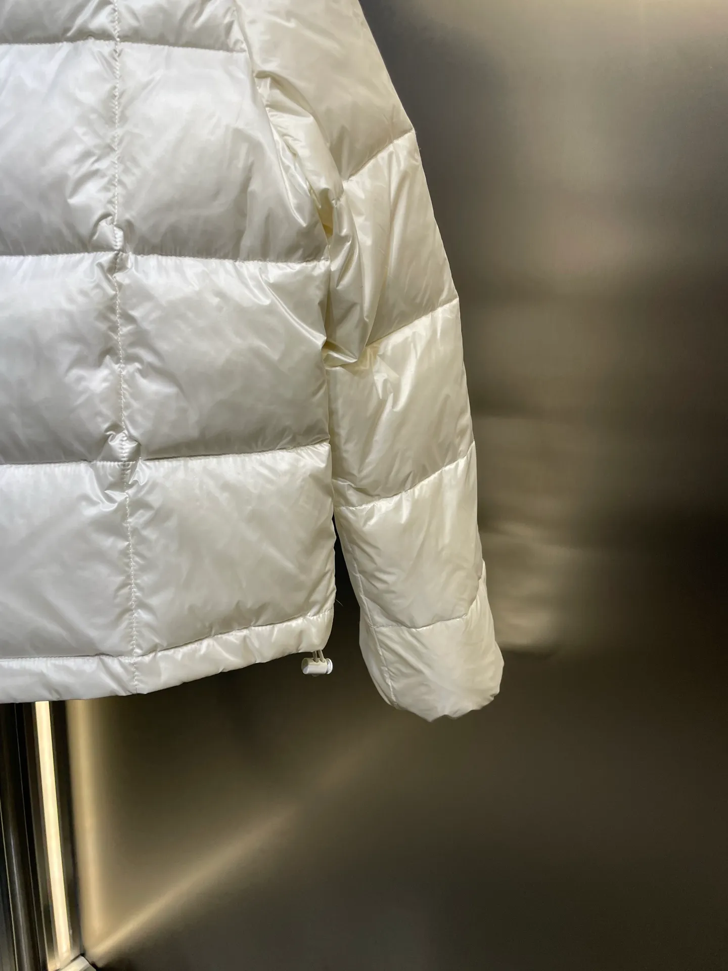 P690 Moncler🌟Thin stand-up collar and lapel down jacket. Customized YB imported nylon material. The craftsmanship is restored. Upgraded material. It has the waterproof, windproof and cold-proof function of nylon. White goose down filling inside. The whole piece is light and warm. Zipper placket. Lapel stand-up collar two-wear design. Classic rectangular strip embossing treatment. The iconic logo patch embellishment on the outside of the arm shows a low-key sense of luxury. The woven upper edge pocket design is practical to keep out the cold. Exquisite details can successfully get rid of dullness. Integrate warmth and fashion. Customized surface accessories. Look for the correct version. Filled with velvet logo. Size: s m l