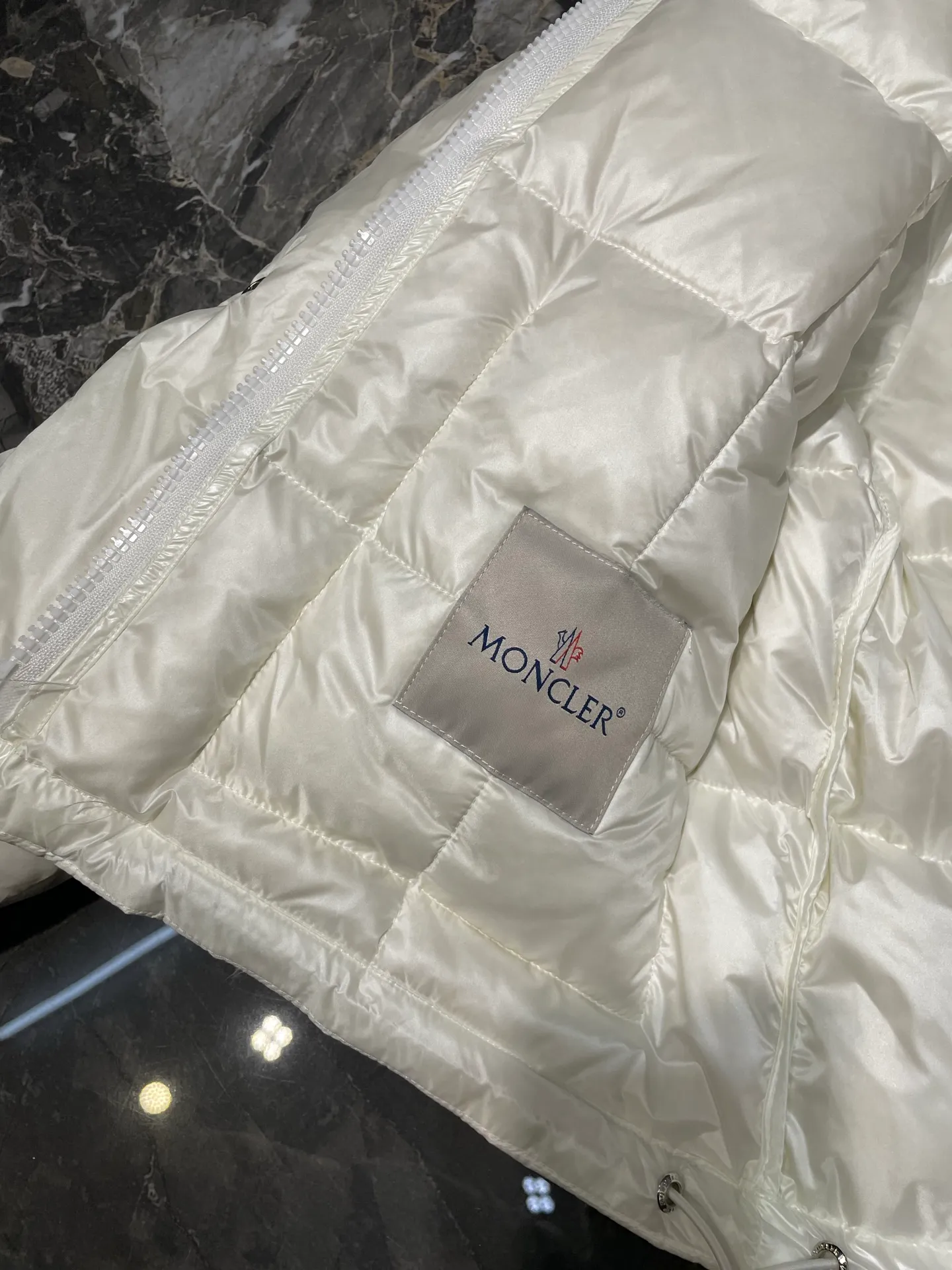 P690 Moncler🌟Thin stand-up collar and lapel down jacket. Customized YB imported nylon material. The craftsmanship is restored. Upgraded material. It has the waterproof, windproof and cold-proof function of nylon. White goose down filling inside. The whole piece is light and warm. Zipper placket. Lapel stand-up collar two-wear design. Classic rectangular strip embossing treatment. The iconic logo patch embellishment on the outside of the arm shows a low-key sense of luxury. The woven upper edge pocket design is practical to keep out the cold. Exquisite details can successfully get rid of dullness. Integrate warmth and fashion. Customized surface accessories. Look for the correct version. Filled with velvet logo. Size: s m l