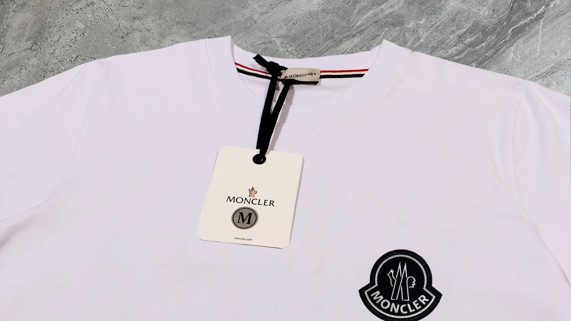 P210 High-version sweatshirt) [Long-term stock] 〖𝐌𝐎𝐍𝐂𝐋𝐄𝐑~Mask〗 Made of 440g heavy-weight fabric. It is different from the market currency. It can be matched with any variety and is properly handsome. 😎The whole dress is made of double waistcoats. The double waistcoats make the whole dress more three-dimensional. Not ordinary factories can do such fine work. 2025 Spring runway version of the T stage, on sale at the counter, round neck terry sweatshirt, high-end double-strand pure cotton, custom-made stretch ribs, dyed in the same vat, complete with three standards, matched with exquisite embroidered LOGO on the chest, simple and advanced, same style for men and women. Color: black, apricot, white, size: S M L XL 2XL