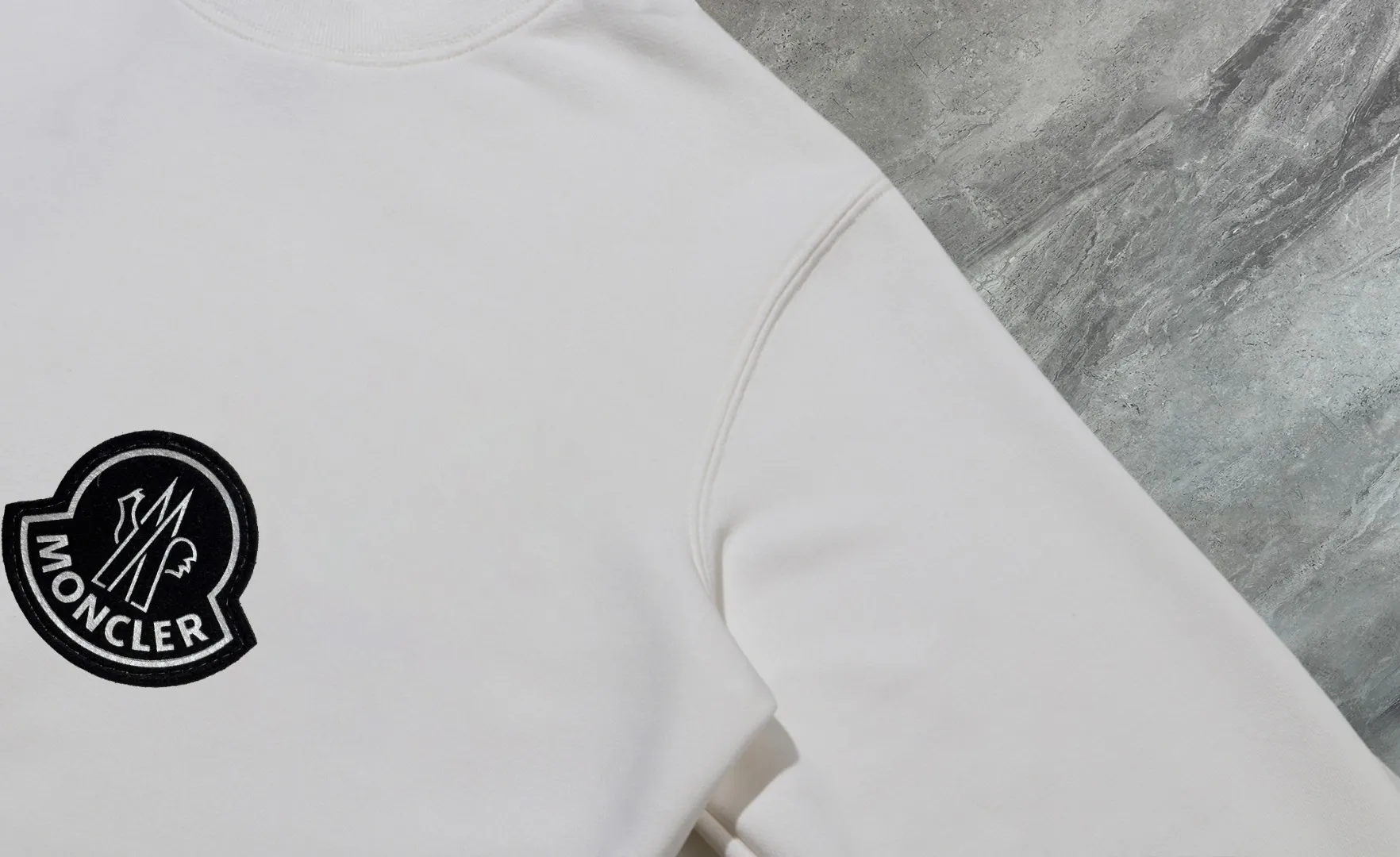 P210 High-version sweatshirt) [Long-term stock] 〖𝐌𝐎𝐍𝐂𝐋𝐄𝐑~Mask〗 Made of 440g heavy-weight fabric. It is different from the market currency. It can be matched with any variety and is properly handsome. 😎The whole dress is made of double waistcoats. The double waistcoats make the whole dress more three-dimensional. Not ordinary factories can do such fine work. 2025 Spring runway version of the T stage, on sale at the counter, round neck terry sweatshirt, high-end double-strand pure cotton, custom-made stretch ribs, dyed in the same vat, complete with three standards, matched with exquisite embroidered LOGO on the chest, simple and advanced, same style for men and women. Color: black, apricot, white, size: S M L XL 2XL