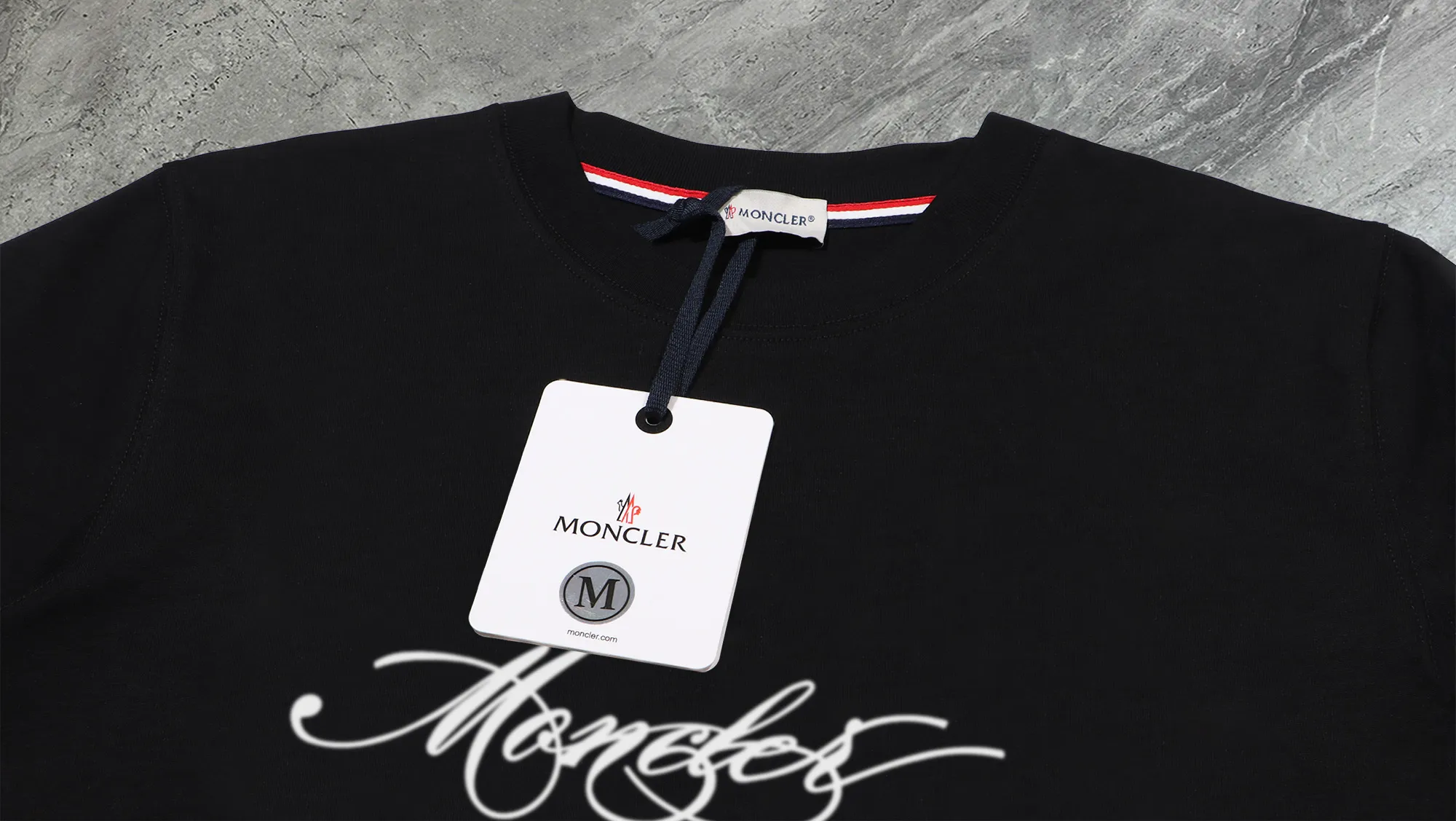 P210 High-version sweatshirt) [Long-term stock] 〖𝐌𝐎𝐍𝐂𝐋𝐄𝐑~Mask〗 Made of 440g heavy-weight fabric. It is different from the market currency. It can be matched with any variety and is properly handsome. 😎The whole dress is made of double waistcoats. The double waistcoats make the whole dress more three-dimensional. Not ordinary factories can do such fine work. 2025 Spring runway version of the T stage, on sale at the counter, round neck terry sweatshirt, high-end double-strand pure cotton, custom-made stretch ribs, dyed in the same vat, complete with three standards, matched with exquisite embroidered LOGO on the chest, simple and advanced, same style for men and women. Color: black, apricot, white, size: S M L XL 2XL