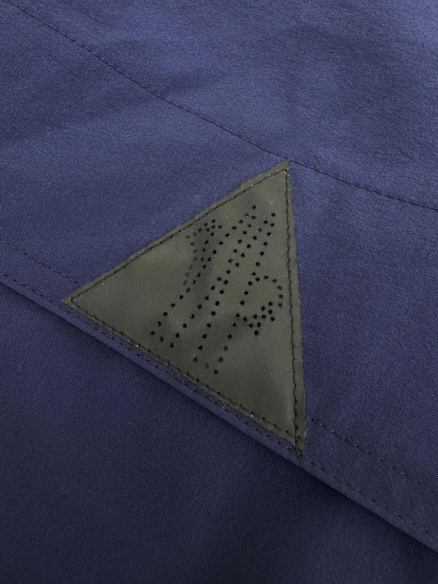 P610 Moncler Grenoble functional outdoor jacket Custom dyed double stretch mercerized poplin Custom dyed soft mesh pongee Excellent texture Comfortable and close to the skin Navy blue inspired by the deep sea Low-key statement of the contemporary gentleman Precision narrative of functional pocket system Balance of function and aesthetics The iconic Moncler logo appears on the sleeves for full recognition The triangular logo of the same color is hidden into the fabric texture like a mark in the undercurrent of the deep sea, extremely invisible and visible The detachable sleeve design allows for diversified outfits The style can be switched freely, chic and noble, taking into account the balance between outdoor practicality and urban aesthetics, leading the fashion. Process 1: Using three-in-one process, the glue is evenly coated on the surface of the substrate that needs to be composited, and then dried and solidified. Then the substrate coated with the adhesive film is laminated with the non-woven fabric, and then cooled and solidified, and then composited with the filter non-woven fabric. The workmanship is cumbersome and complex, time-consuming and labor-intensive. Process 2: Embossed composite technology through computer scanning. Ensure that the size and shape of the imprint are consistent with the original, then use special glue as an adhesive to combine and then solidify to achieve complete dryness and the best bonding effect. Process 3: Use CNC laser burning and cutting. Based on the high-energy characteristics of the laser, the moving path of the laser beam is precisely controlled by the laser generator to achieve precise cutting of the shape. Process 4: Template machine bag opening. The preset template guides the position, shape and size of the bag opening. The accuracy ensures the quality of the bag opening effect. Process 5: Uses infrared special machine to tack buttons. The position is more precise and firm. Accessories: Customized 1:1 Moncler snap button Customized 1:1 Moncler resin buckle Customized 1:1 Moncler logo stamp Customized 1:1 Moncler logo armband Customized 1:1 Moncler zipper rope ring Customized 1:1 Moncler zipper pull Customized 1:1 Moncler trademark Version: Loose version Function: Detachable sleeve splicing Style can be switched at will Size: 1 2 3 4