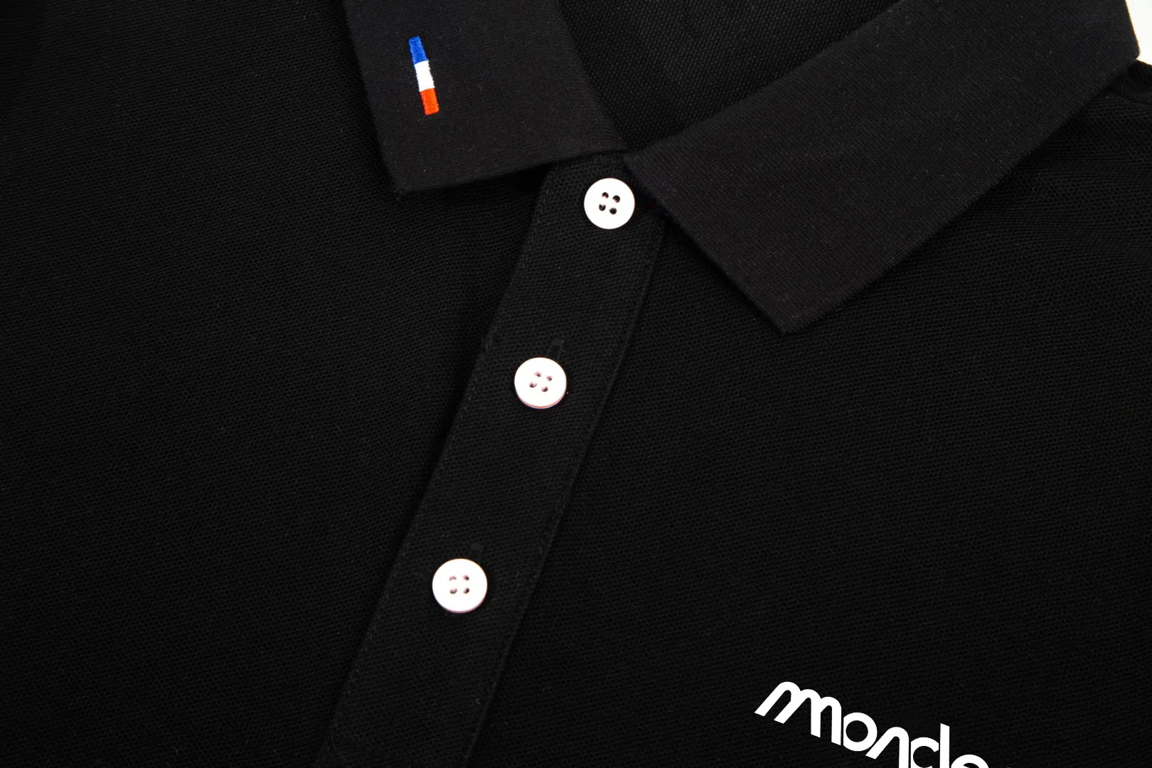 P210 Moncler official website lapel long-sleeved Polo shirt.  A simple yet refined T-shirt. The best item to create a modern and elegant look. Excellent channel product! Customer-supplied Piquet porous fiber pique cotton fabric, which can be called a "breathing fabric."  The unparalleled texture is inseparable from the exquisite materials used in craft tailoring. The craft knitted quilted design makes the hand feel extremely smooth and delicate without any roughness. The original logo design is more luxurious and noble. The upper body is comfortable and classy. The hand feels very smooth and soft. It can be easily controlled regardless of business, fashion or leisure. The age span is very large, which conforms to the trendy and practical dressing customs. It is the first choice for senior urban fashion people.  Black/white/Tibetan orchid Size: M~3XL