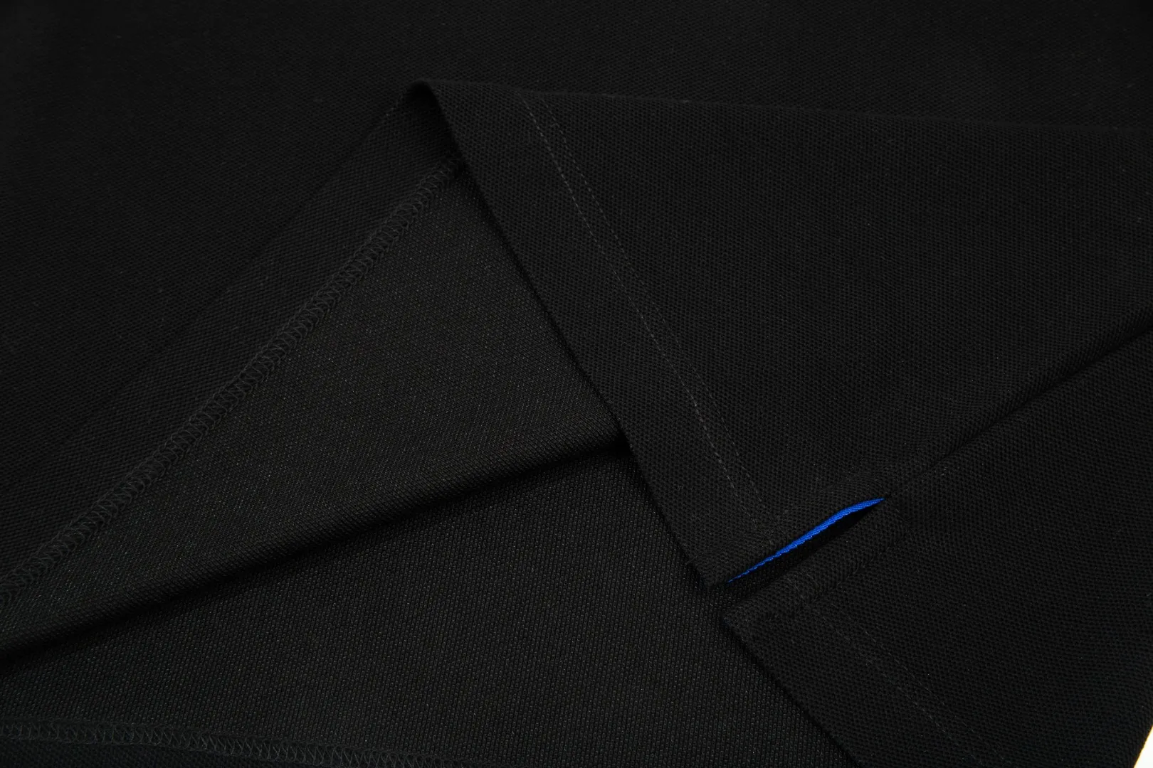 P210 Moncler official website lapel long-sleeved Polo shirt.  A simple yet refined T-shirt. The best item to create a modern and elegant look. Excellent channel product! Customer-supplied Piquet porous fiber pique cotton fabric, which can be called a "breathing fabric."  The unparalleled texture is inseparable from the exquisite materials used in craft tailoring. The craft knitted quilted design makes the hand feel extremely smooth and delicate without any roughness. The original logo design is more luxurious and noble. The upper body is comfortable and classy. The hand feels very smooth and soft. It can be easily controlled regardless of business, fashion or leisure. The age span is very large, which conforms to the trendy and practical dressing customs. It is the first choice for senior urban fashion people.  Black/white/Tibetan orchid Size: M~3XL