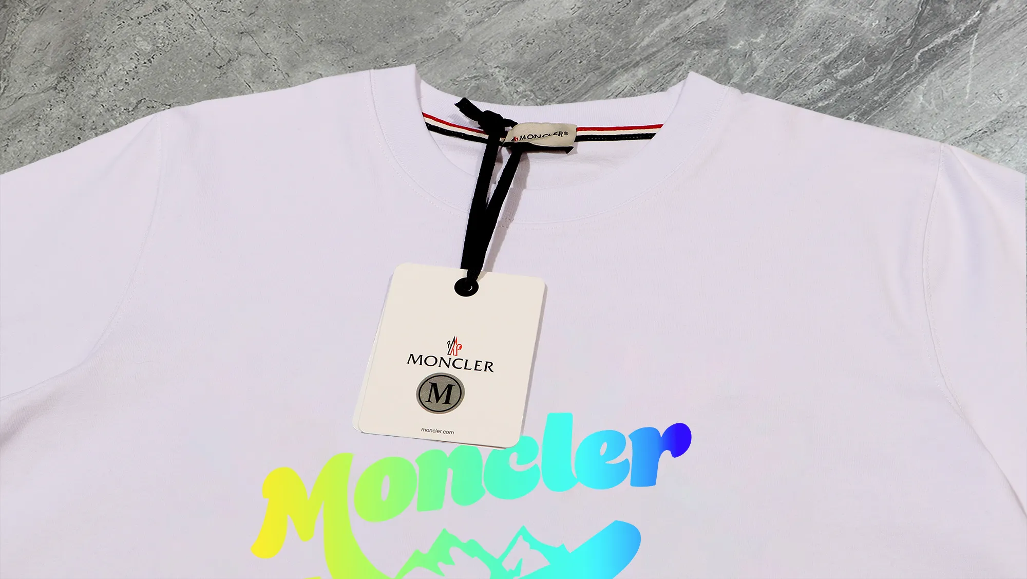 P140 💰Upgraded version "Mobile phone smart sensor ~ NFC chip armband ~ direct access to the official website for anti-counterfeiting" "Moncler ~ Mouth Mouth" 2025 new high-quality round neck short-sleeved T-shirt. The cuffs have imported embroidered labels. Customized dyeing, very comfortable to touch. Super versatile and good-looking short-sleeved. Complete with three labels. Non-market ordinary version. Feel free to compare. Quality is absolutely guaranteed! ‼ First of all, this original fabric is all custom-woven with 32-count double yarn fabric, 250G, and the weight is the same‼ Fine workmanship, double waistcoat method, double waistcoat method, double waistcoat method makes the whole dress more three-dimensional, which is not a craft that ordinary T-shirts can achieve🤪 Size: S-M-L-XL-2XL Color: black, white, apricot, same style for men and women