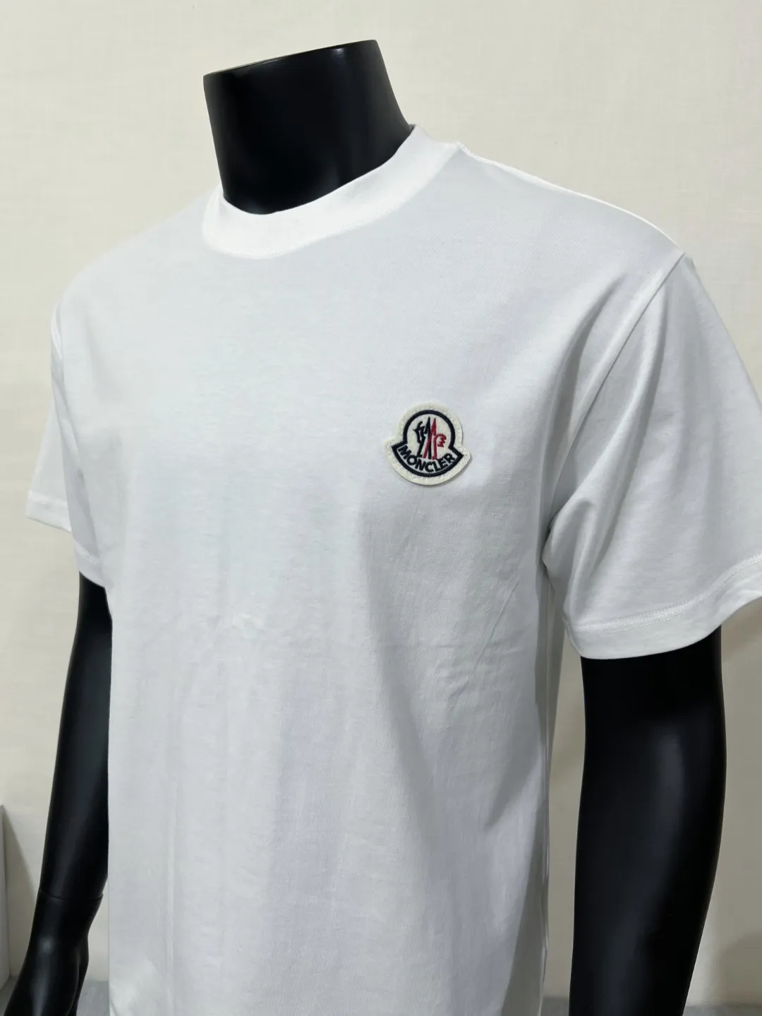 P140 MONCLER classic model is now on sale on the official website; small label embroidery; supports NFC scanning to enter the official website; selects 240g double yarn 100% cotton fabric; exquisite embroidered logo small label on the chest, logo size letter details are consistent with the official website; simple and classic style, versatile, durable and durable, the same style as Internet celebrity stars! Color: black white, size XS-L (can wear up to 200 pounds)