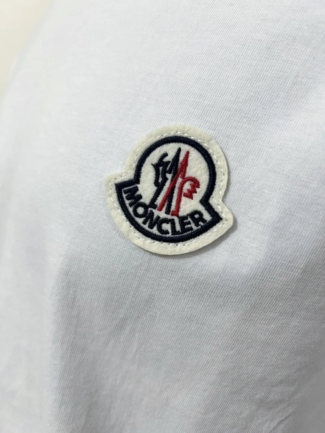 P140 MONCLER classic model is now on sale on the official website; small label embroidery; supports NFC scanning to enter the official website; selects 240g double yarn 100% cotton fabric; exquisite embroidered logo small label on the chest, logo size letter details are consistent with the official website; simple and classic style, versatile, durable and durable, the same style as Internet celebrity stars! Color: black white, size XS-L (can wear up to 200 pounds)