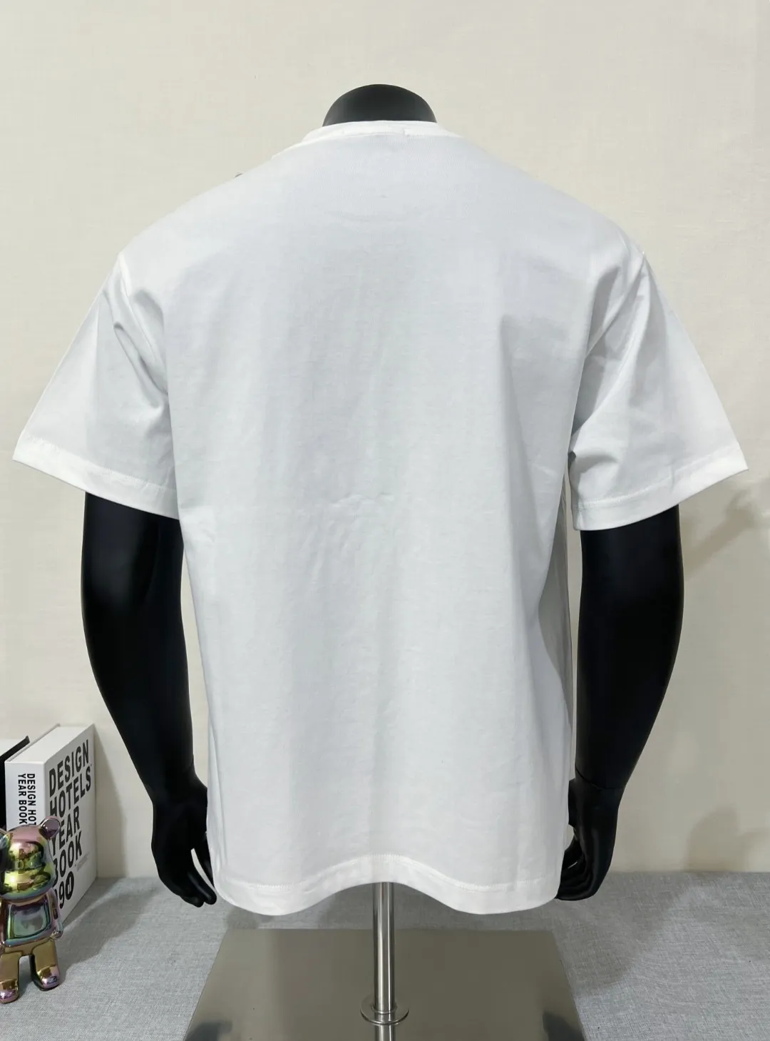 P140 MONCLER classic model is now on sale on the official website; small label embroidery; supports NFC scanning to enter the official website; selects 240g double yarn 100% cotton fabric; exquisite embroidered logo small label on the chest, logo size letter details are consistent with the official website; simple and classic style, versatile, durable and durable, the same style as Internet celebrity stars! Color: black white, size XS-L (can wear up to 200 pounds)
