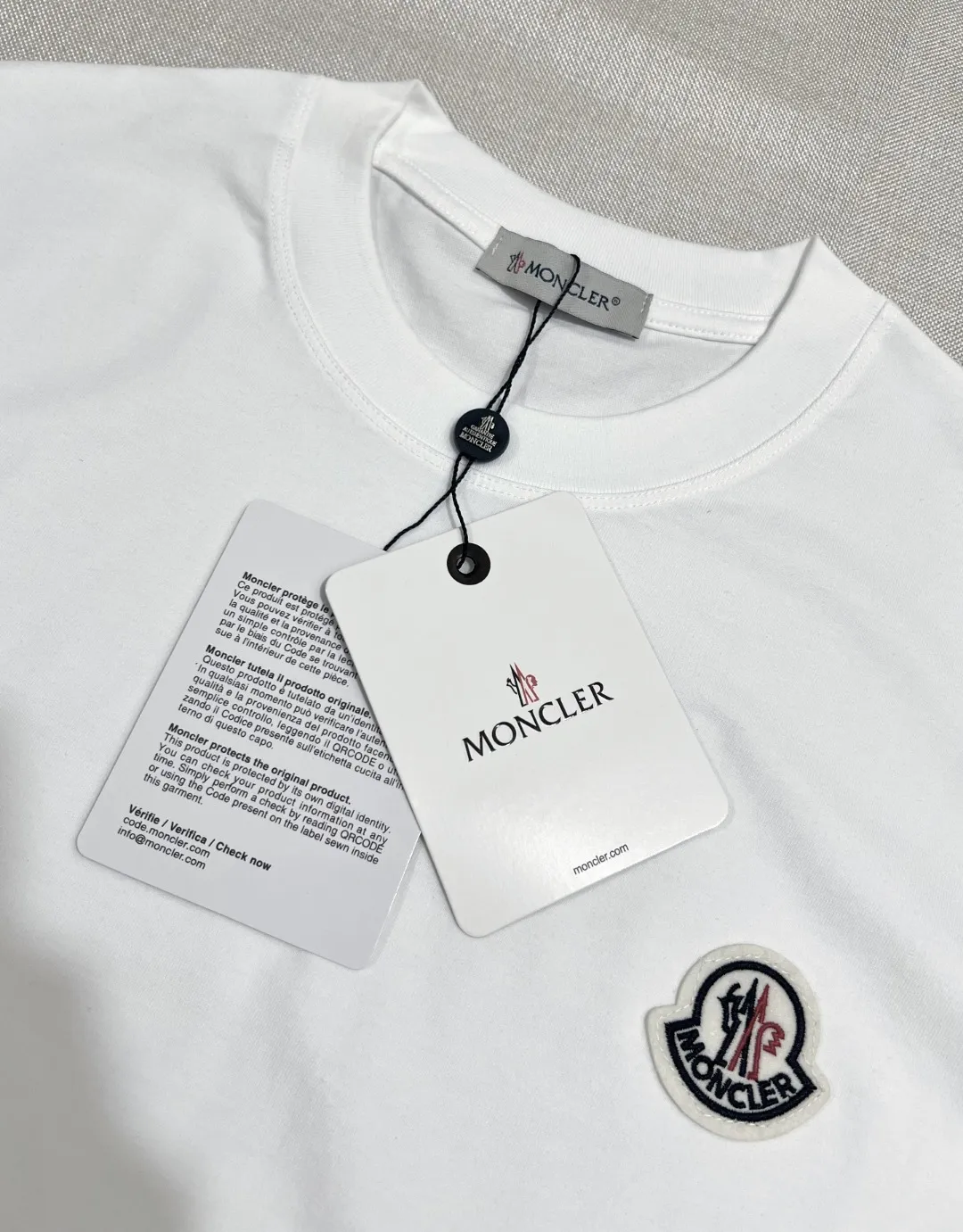 P140 MONCLER classic model is now on sale on the official website; small label embroidery; supports NFC scanning to enter the official website; selects 240g double yarn 100% cotton fabric; exquisite embroidered logo small label on the chest, logo size letter details are consistent with the official website; simple and classic style, versatile, durable and durable, the same style as Internet celebrity stars! Color: black white, size XS-L (can wear up to 200 pounds)