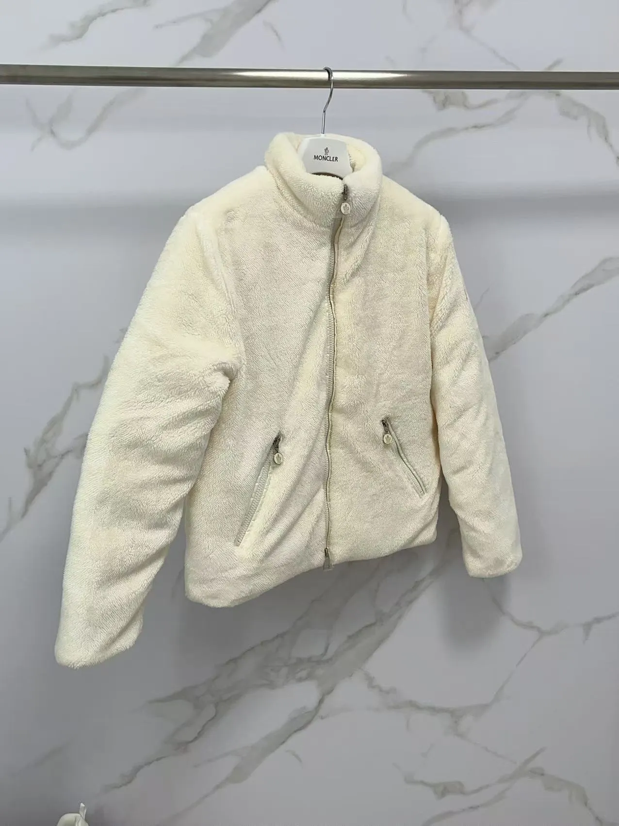 P820 ​​🆕❤️Moncler model: Polignac en teddy splicing design, filled with goose down ~ Super soft texture, delicate material for skin care ~ 2025 new color pink, gray, off-white Buy now 👉