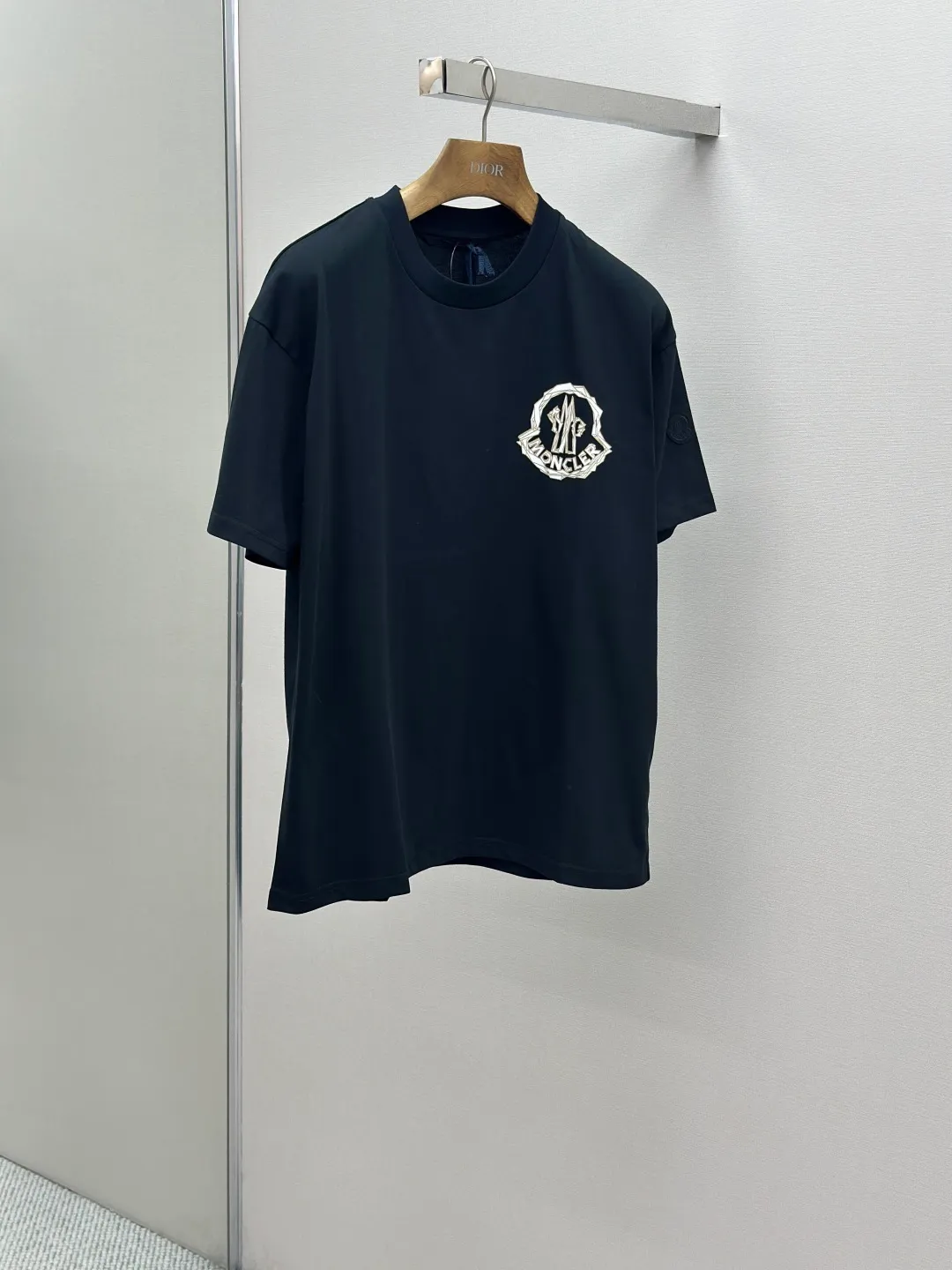P190 MONCLER 25FW new autumn and winter foam printed armband short sleeves. Fabric: Made of 32 pairs of yarn, threaded with 1*1 Solona. Craftsmanship: The chest logo adopts foam printing technology, and the original customized stencil is used. Every detail and color is highly restored to the original version 1:1. Accessories: The armband is made of cashmere composite material, with the brand logo embroidered on the surface. The detailed positions of auxiliary materials are restored according to 1:1 positioning. Accessories: Customized 1:1 washed trademark Accessories: Customized 1:1 composite armband Process: Customized 1:1 foam printing Size: S-M-L-XL Color: Black-White
