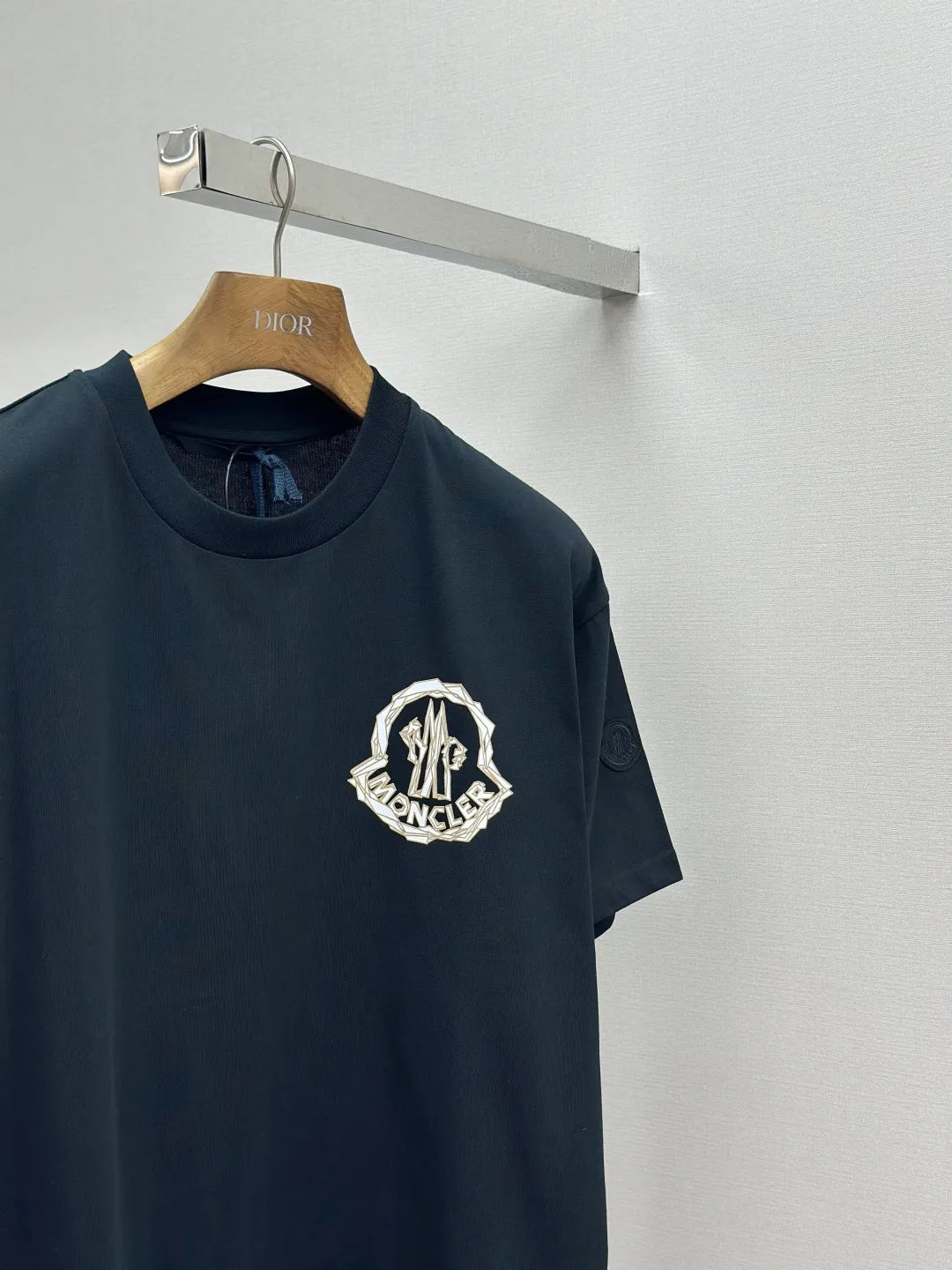 P190 MONCLER 25FW new autumn and winter foam printed armband short sleeves. Fabric: Made of 32 pairs of yarn, threaded with 1*1 Solona. Craftsmanship: The chest logo adopts foam printing technology, and the original customized stencil is used. Every detail and color is highly restored to the original version 1:1. Accessories: The armband is made of cashmere composite material, with the brand logo embroidered on the surface. The detailed positions of auxiliary materials are restored according to 1:1 positioning. Accessories: Customized 1:1 washed trademark Accessories: Customized 1:1 composite armband Process: Customized 1:1 foam printing Size: S-M-L-XL Color: Black-White