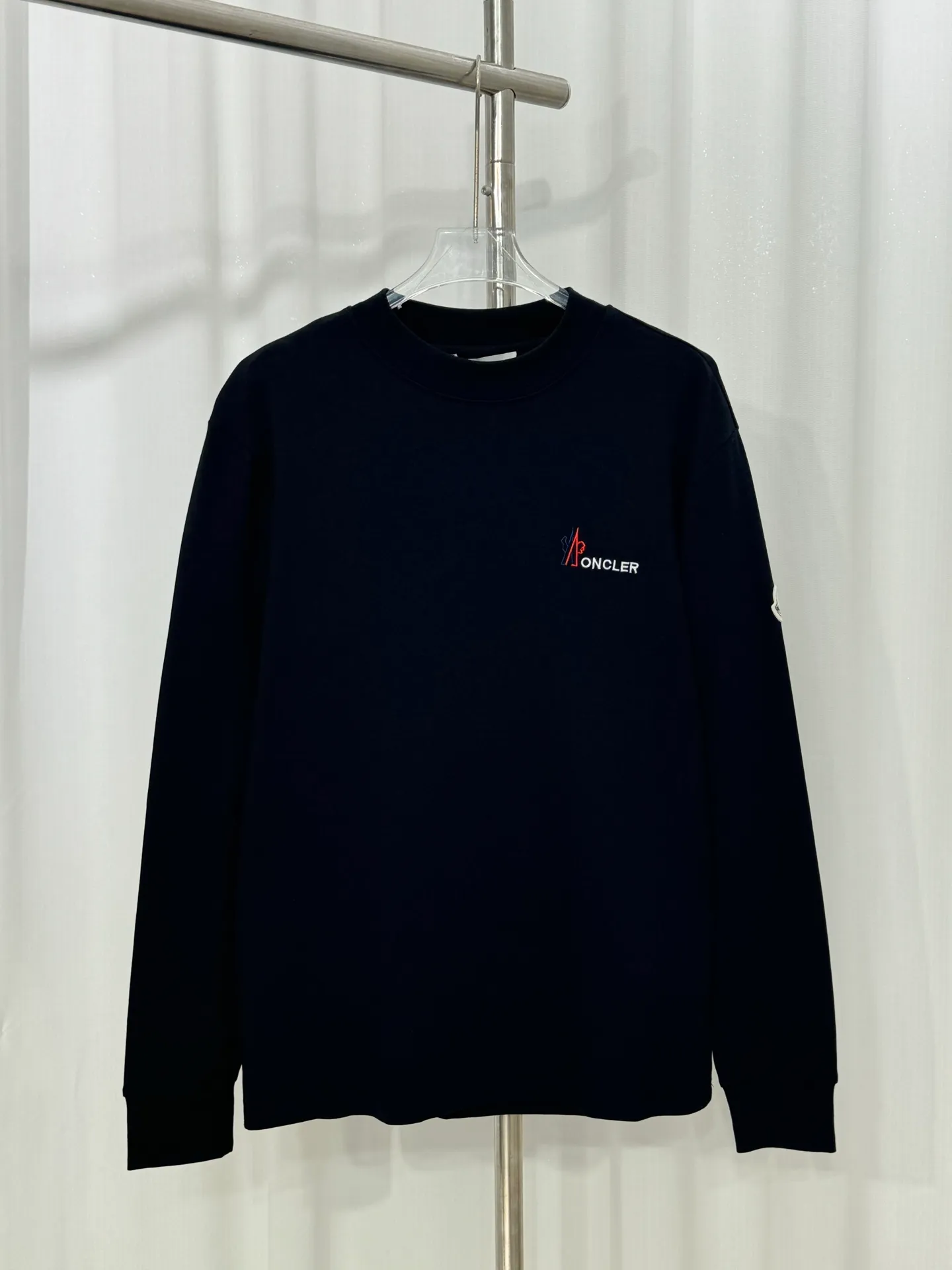 P310 Moncler half-high collar letter embroidered plus velvet long-sleeved bottoming shirt. The fabric is soft. Made of imported high-density double-sided stretch cotton fabric. Same style for men and women. Full details. Original pattern. Size: S-2XL.