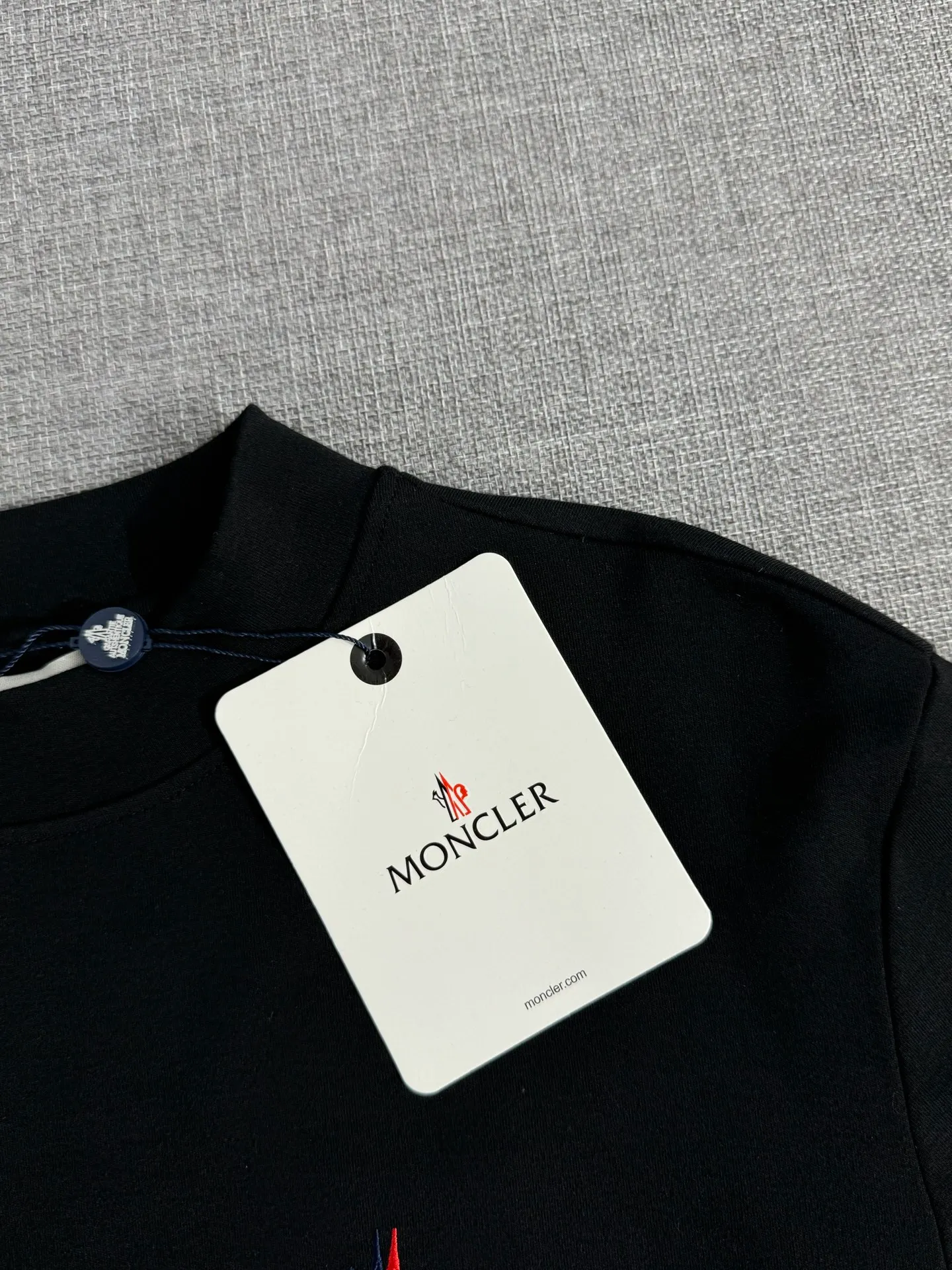 P310 Moncler half-high collar letter embroidered plus velvet long-sleeved bottoming shirt. The fabric is soft. Made of imported high-density double-sided stretch cotton fabric. Same style for men and women. Full details. Original pattern. Size: S-2XL.