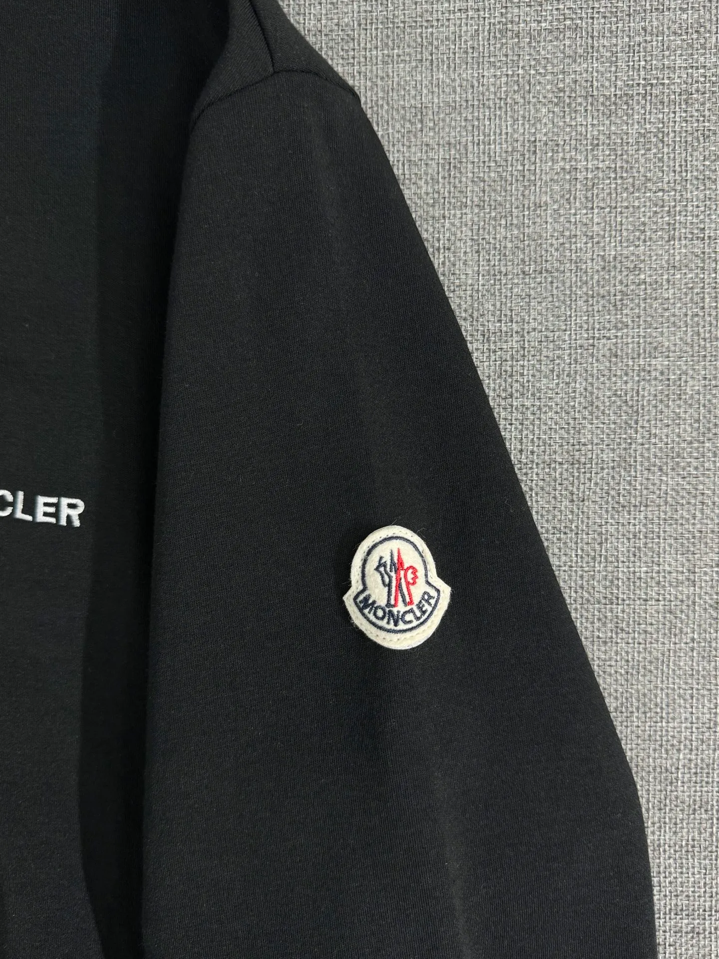 P310 Moncler half-high collar letter embroidered plus velvet long-sleeved bottoming shirt. The fabric is soft. Made of imported high-density double-sided stretch cotton fabric. Same style for men and women. Full details. Original pattern. Size: S-2XL.