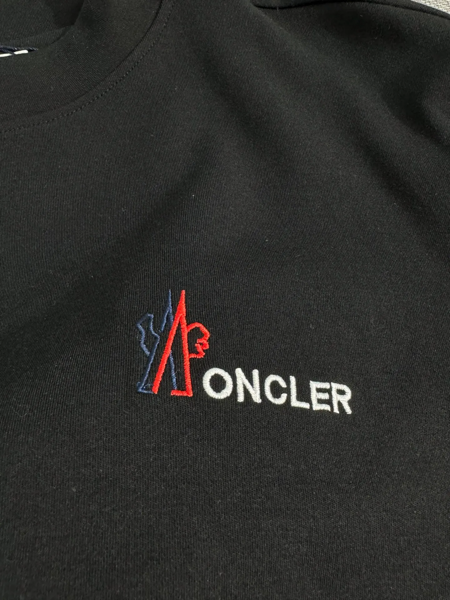 P310 Moncler half-high collar letter embroidered plus velvet long-sleeved bottoming shirt. The fabric is soft. Made of imported high-density double-sided stretch cotton fabric. Same style for men and women. Full details. Original pattern. Size: S-2XL.