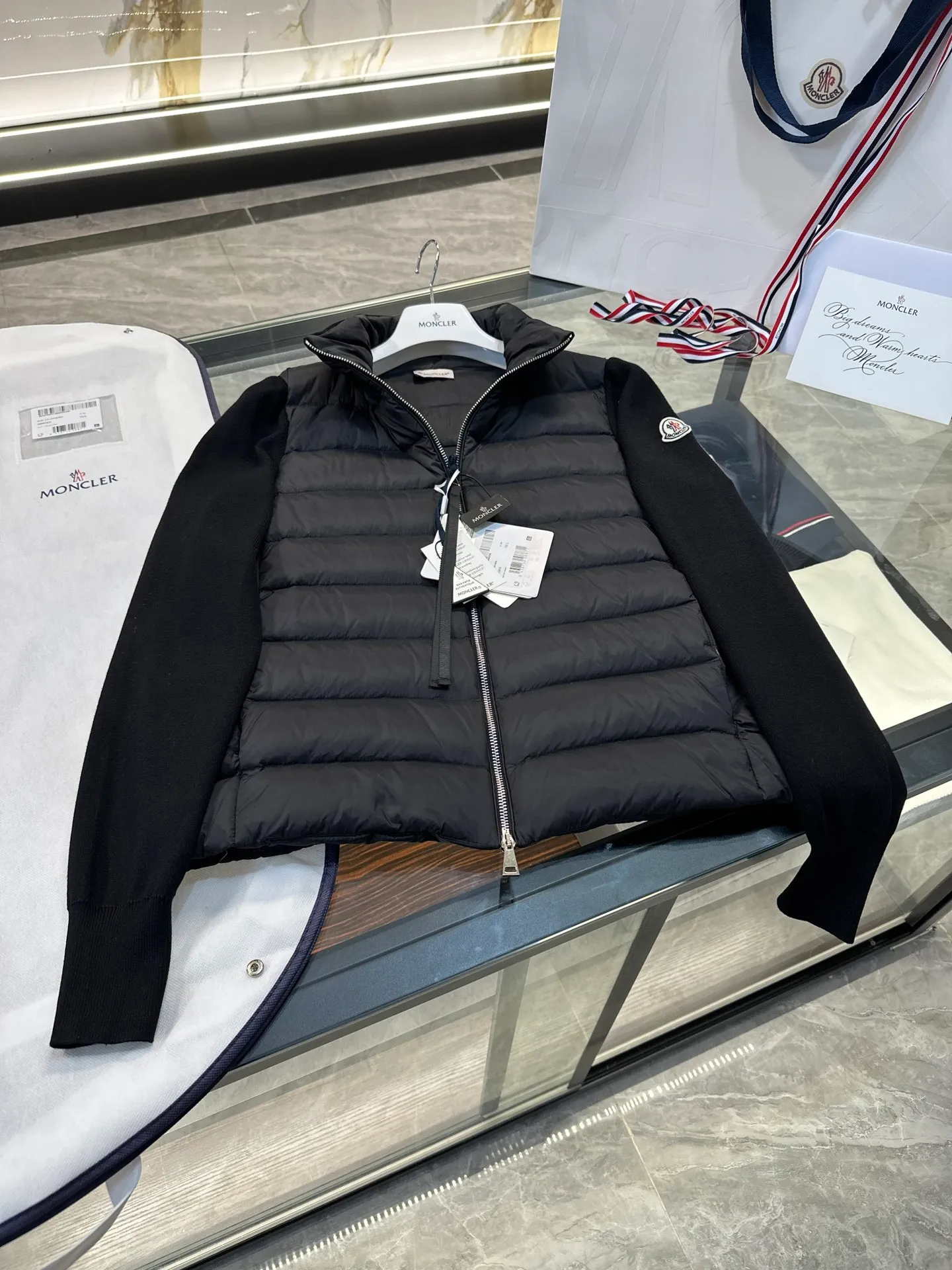 Moncler Cardigan women's lightly padded wool down cardigan jacket. More details in real photos. P660