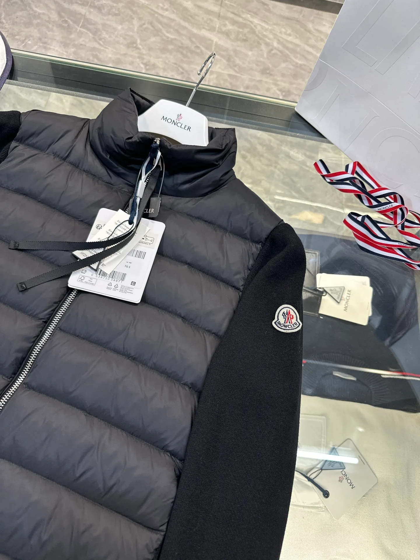 Moncler Cardigan women's lightly padded wool down cardigan jacket. More details in real photos. P660