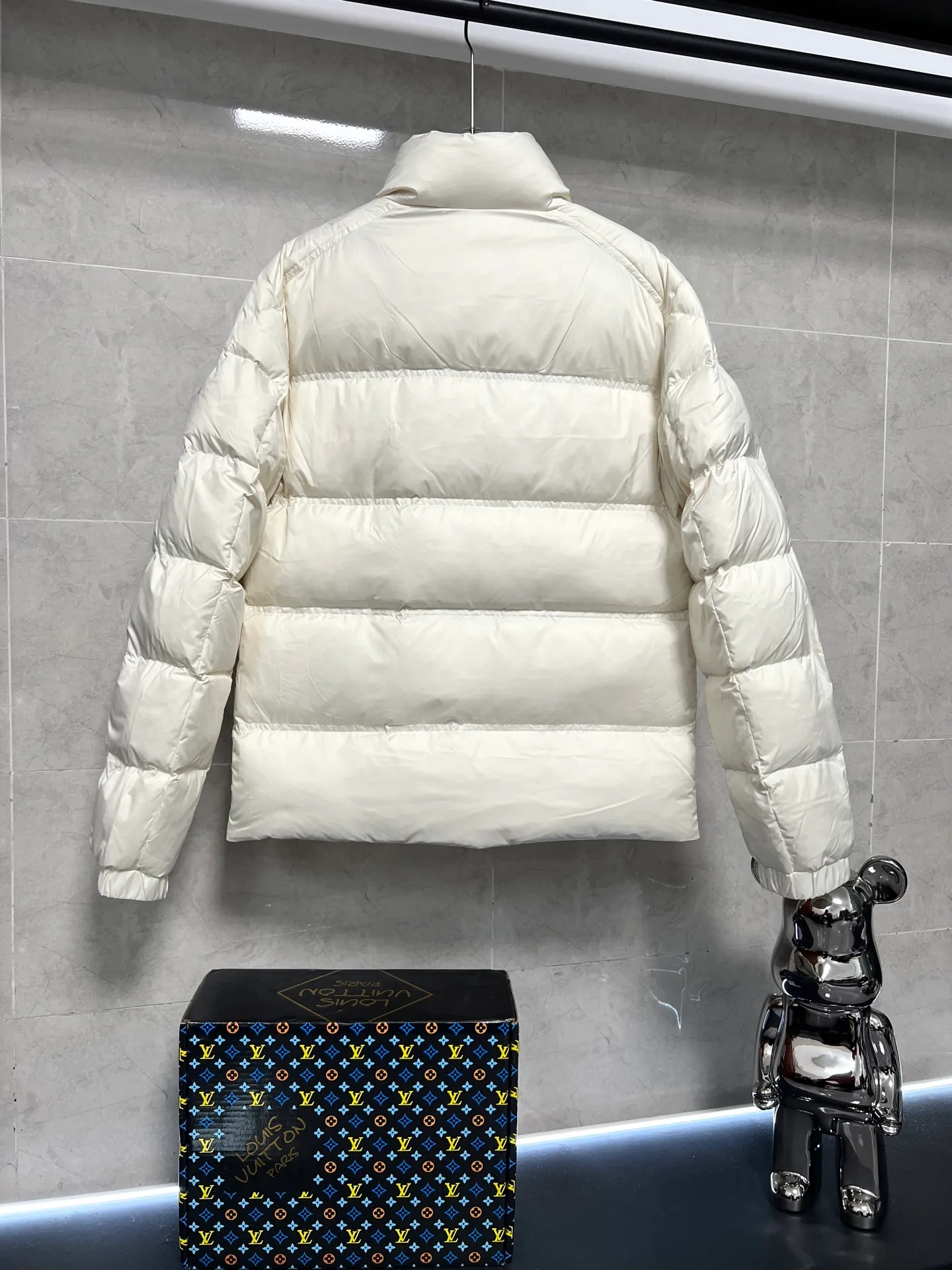 P900 Moncler Bouvaque short zipper stand collar long-sleeved jacket, the stand collar design is simple and elegant, the red and black stripe decoration on the chest adds a sense of fashion, and the full down filling ensures excellent warmth. Filled with 90% white duck down, top quality, classic tailoring. The upper body is full of street style; all the latest version of the hardware and accessories are custom molded to restore the original shape, the upper body has an excellent silhouette, and the three labels are complete! GW will update at the same time. Color: White Size: 1-5