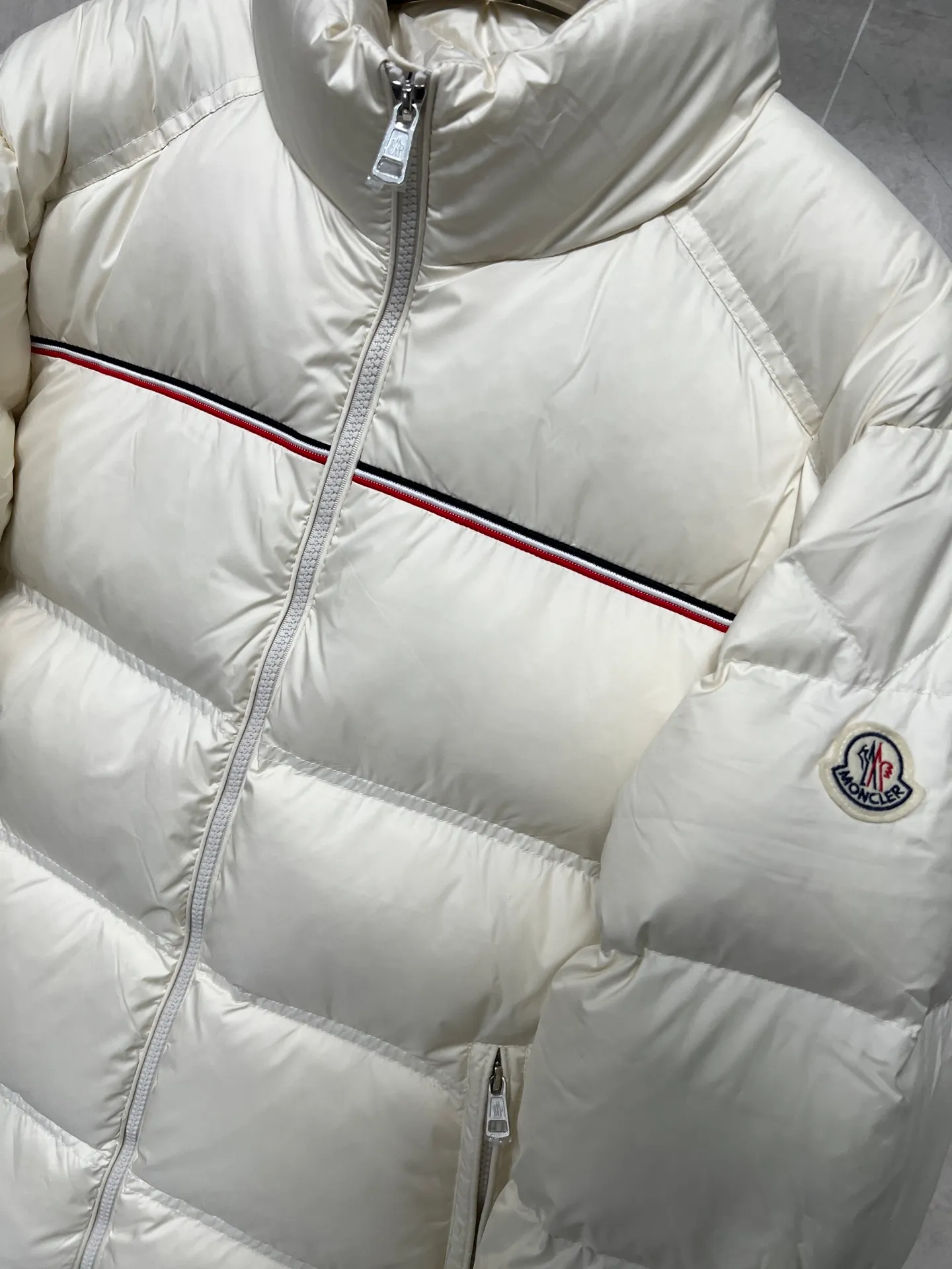 P900 Moncler Bouvaque short zipper stand collar long-sleeved jacket, the stand collar design is simple and elegant, the red and black stripe decoration on the chest adds a sense of fashion, and the full down filling ensures excellent warmth. Filled with 90% white duck down, top quality, classic tailoring. The upper body is full of street style; all the latest version of the hardware and accessories are custom molded to restore the original shape, the upper body has an excellent silhouette, and the three labels are complete! GW will update at the same time. Color: White Size: 1-5