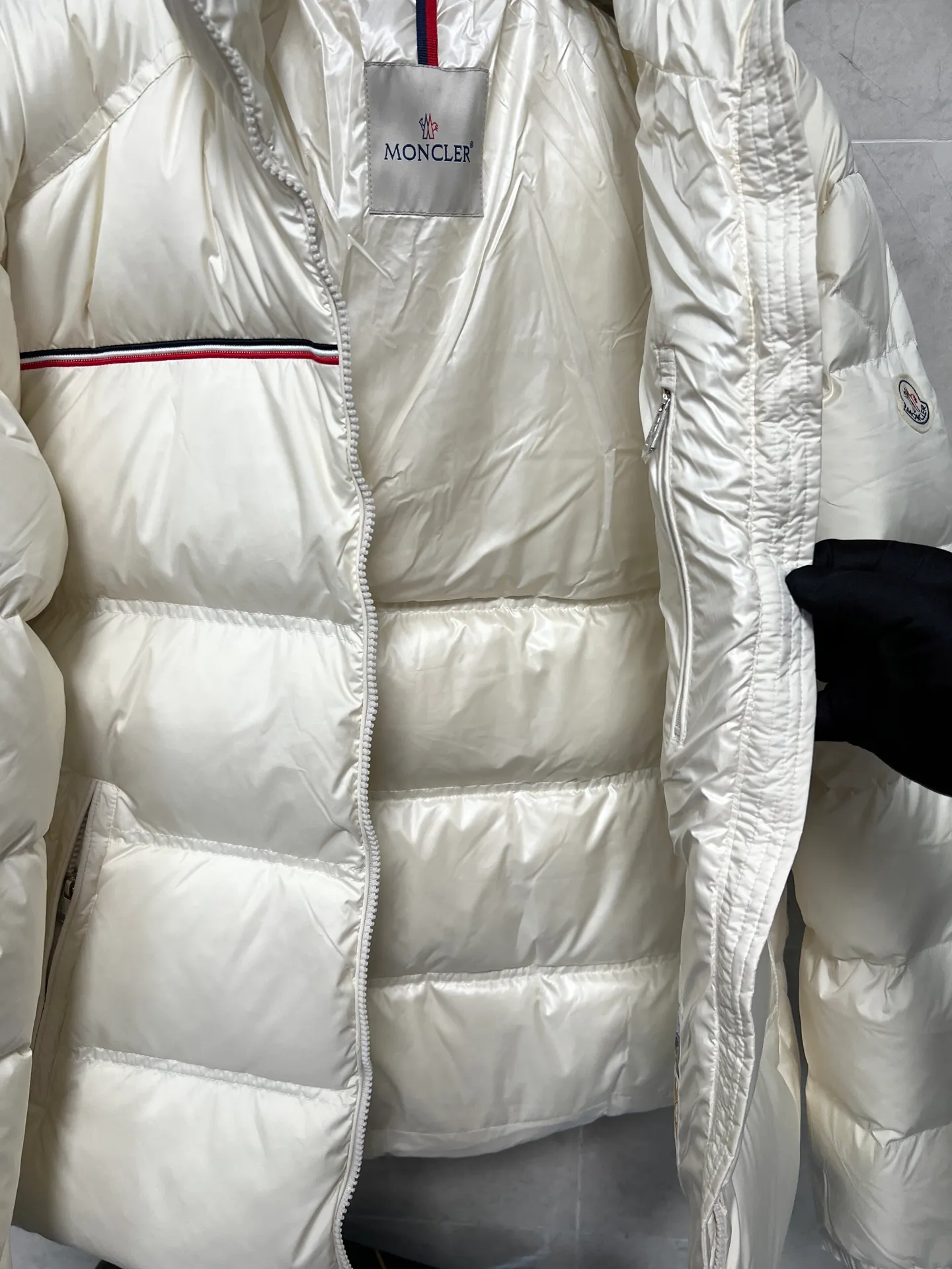 P900 Moncler Bouvaque short zipper stand collar long-sleeved jacket, the stand collar design is simple and elegant, the red and black stripe decoration on the chest adds a sense of fashion, and the full down filling ensures excellent warmth. Filled with 90% white duck down, top quality, classic tailoring. The upper body is full of street style; all the latest version of the hardware and accessories are custom molded to restore the original shape, the upper body has an excellent silhouette, and the three labels are complete! GW will update at the same time. Color: White Size: 1-5