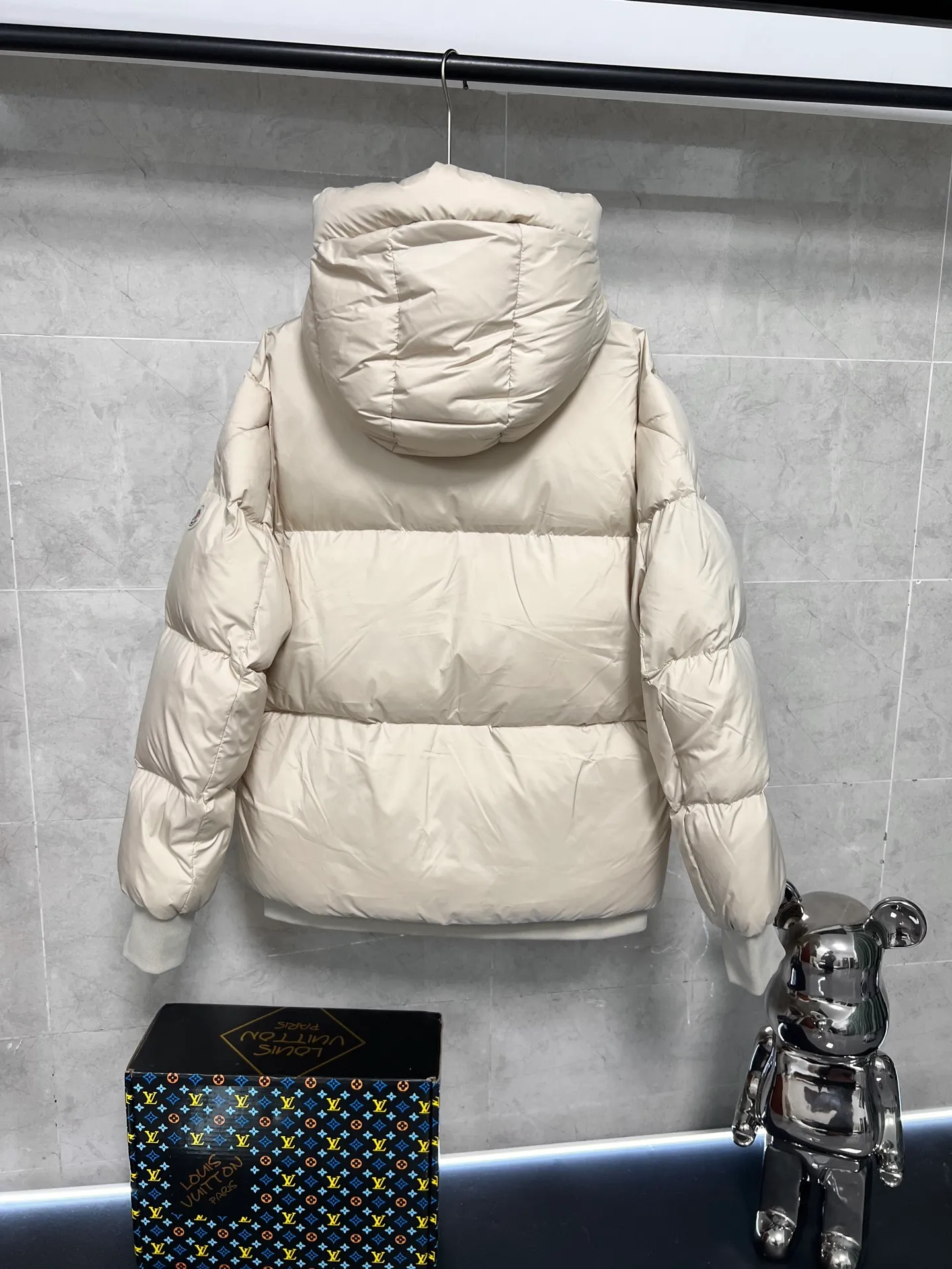 P920 [Highest version] moncler 🌟down jacket. Original 1:1 customized hardware accessories, all imported and original customization. Welcome to compare at the counter. Absolutely high quality. Use top 90 duck down. Super soft. Top version, full and fluffy. Super heavy workmanship. Fabric workmanship is perfect. Note: super soft. Size: 12345
