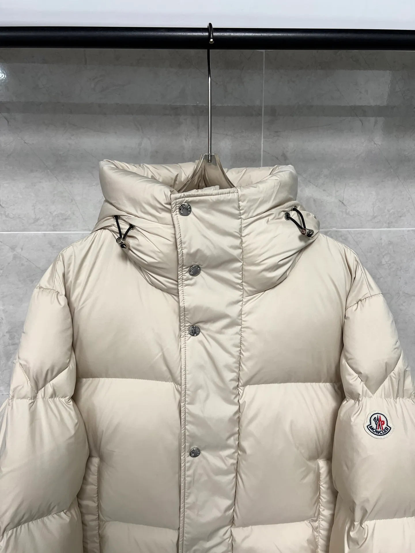 P920 [Highest version] moncler 🌟down jacket. Original 1:1 customized hardware accessories, all imported and original customization. Welcome to compare at the counter. Absolutely high quality. Use top 90 duck down. Super soft. Top version, full and fluffy. Super heavy workmanship. Fabric workmanship is perfect. Note: super soft. Size: 12345