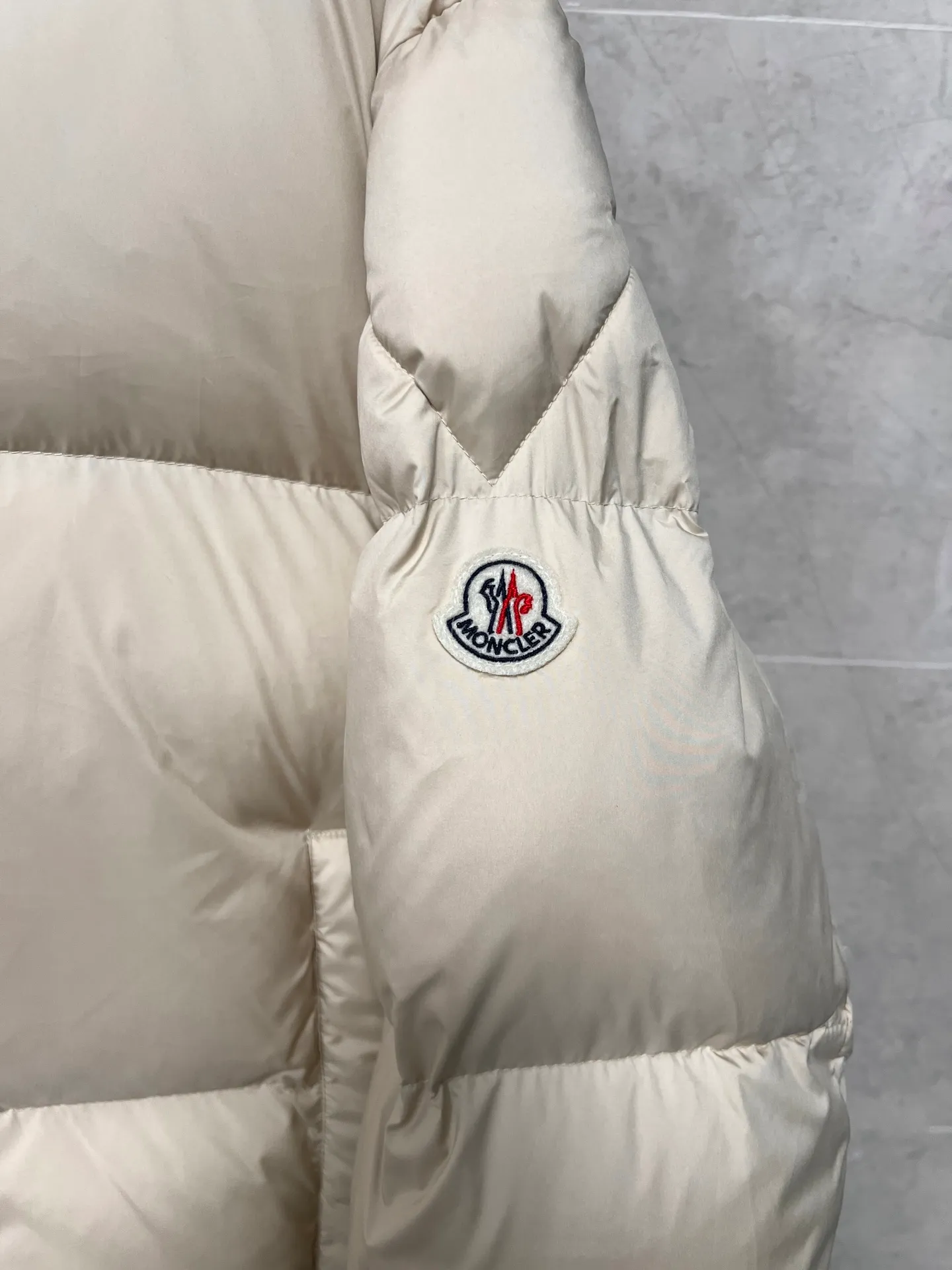 P920 [Highest version] moncler 🌟down jacket. Original 1:1 customized hardware accessories, all imported and original customization. Welcome to compare at the counter. Absolutely high quality. Use top 90 duck down. Super soft. Top version, full and fluffy. Super heavy workmanship. Fabric workmanship is perfect. Note: super soft. Size: 12345