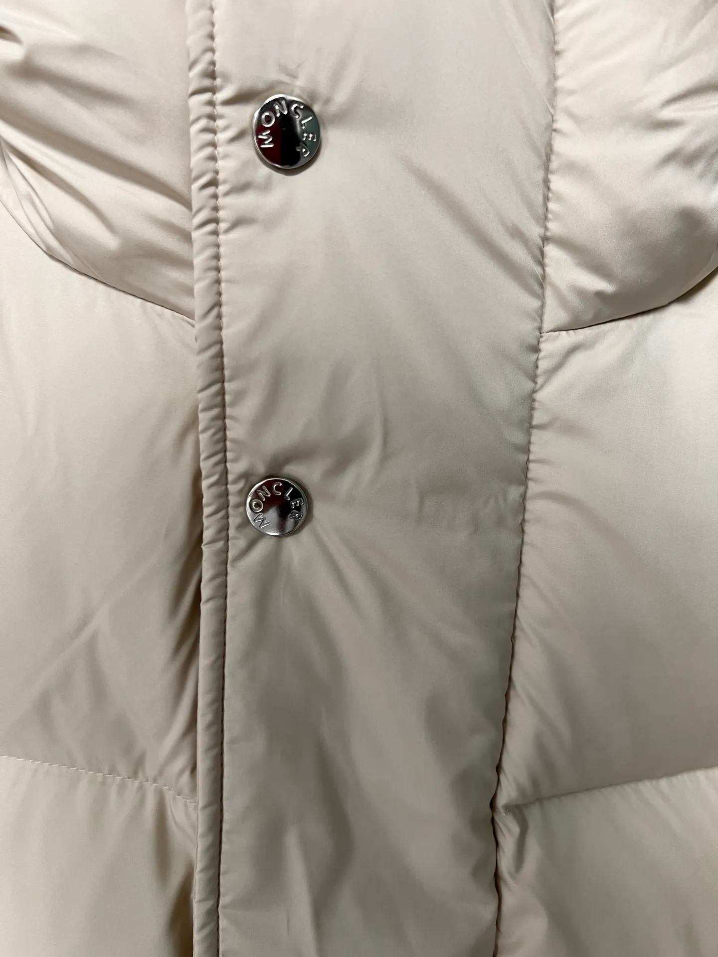 P920 [Highest version] moncler 🌟down jacket. Original 1:1 customized hardware accessories, all imported and original customization. Welcome to compare at the counter. Absolutely high quality. Use top 90 duck down. Super soft. Top version, full and fluffy. Super heavy workmanship. Fabric workmanship is perfect. Note: super soft. Size: 12345