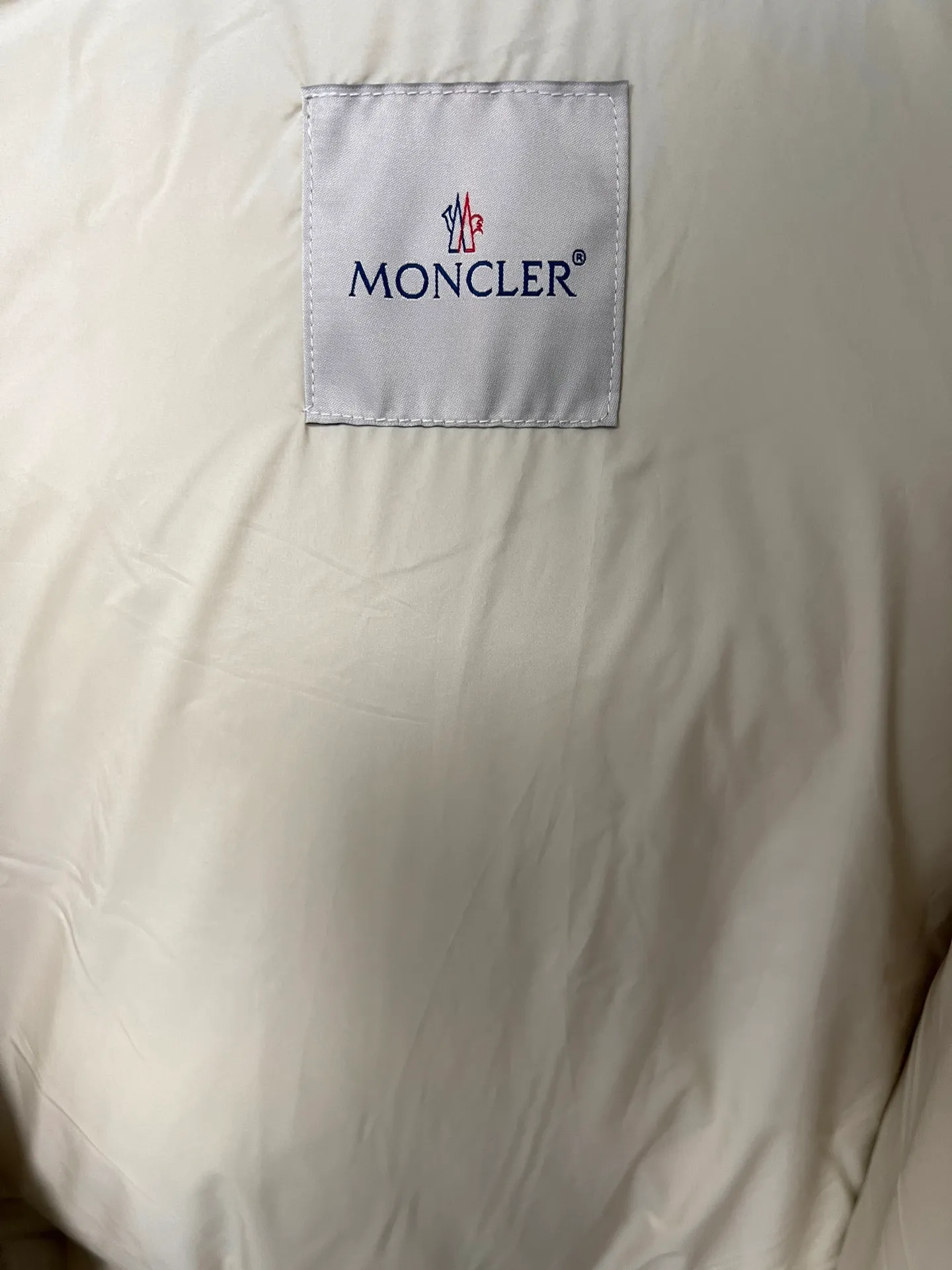 P920 [Highest version] moncler 🌟down jacket. Original 1:1 customized hardware accessories, all imported and original customization. Welcome to compare at the counter. Absolutely high quality. Use top 90 duck down. Super soft. Top version, full and fluffy. Super heavy workmanship. Fabric workmanship is perfect. Note: super soft. Size: 12345