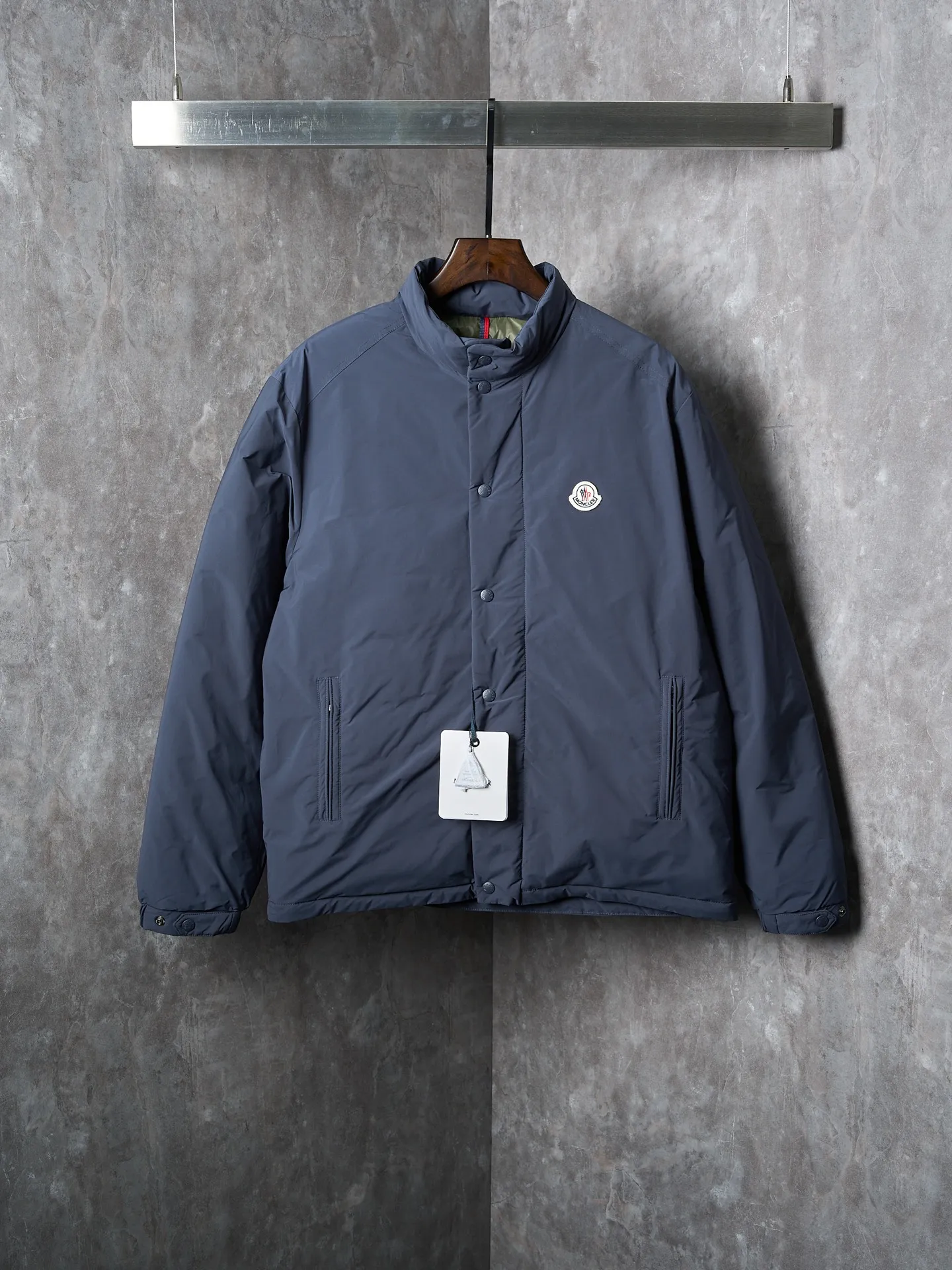 P900 Actual hanging auction] MONCLER/Maskled single-breasted zipper solid color badge stand collar down jacket [Ready stock] 1 2 3 4 High-quality filling: 90 white duck down is selected, weighing 210g, ensuring excellent thermal insulation performance. After strict screening and processing, the velvet is not easy to drill, ensuring durability. After selecting 100% polyester fiber and undergoing microfiberization treatment, the individual fibers become extremely fine, which greatly increases the fiber surface area, making the fabric soft, smooth, and close to natural fibers in touch. The high-density textile method makes the structure tight, thus giving it a certain degree of wrinkle resistance, windproof warmth and wear resistance.  The inner lining is made of 100% polyamide. The high-density and tight weaving process prevents fine lint from getting out of the gaps in the fabric. The smooth surface improves the putting on and taking off experience, and the excellent wear and tear resistance ensures damage caused by frequent use, while the light and soft texture does not affect the overall weight.  : The interior is quilted with imported No. 7 needles + anti-velvet thin threads, with 13 stitches every three centimeters. The stitches are straight and there is no skipped stitches.  The stand-up collar makes the overall lines look more concise and capable, can wrap the neck well, prevent cold wind from entering, and has excellent thermal insulation performance. Whether worn with a scarf or worn alone, combined with the characteristics of the version, it looks energetic, neat and not bloated.