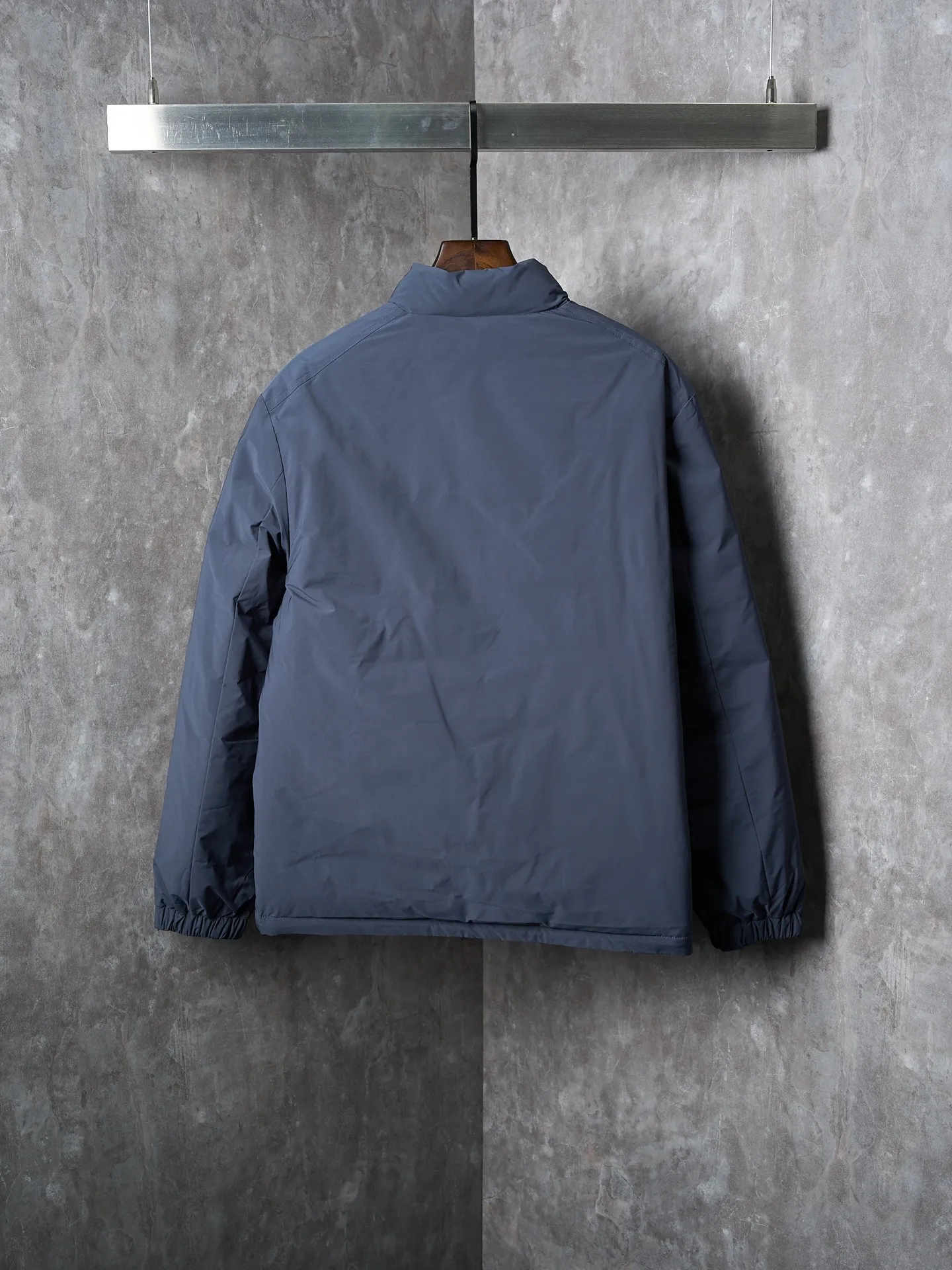 P900 Actual hanging auction] MONCLER/Maskled single-breasted zipper solid color badge stand collar down jacket [Ready stock] 1 2 3 4 High-quality filling: 90 white duck down is selected, weighing 210g, ensuring excellent thermal insulation performance. After strict screening and processing, the velvet is not easy to drill, ensuring durability. After selecting 100% polyester fiber and undergoing microfiberization treatment, the individual fibers become extremely fine, which greatly increases the fiber surface area, making the fabric soft, smooth, and close to natural fibers in touch. The high-density textile method makes the structure tight, thus giving it a certain degree of wrinkle resistance, windproof warmth and wear resistance.  The inner lining is made of 100% polyamide. The high-density and tight weaving process prevents fine lint from getting out of the gaps in the fabric. The smooth surface improves the putting on and taking off experience, and the excellent wear and tear resistance ensures damage caused by frequent use, while the light and soft texture does not affect the overall weight.  : The interior is quilted with imported No. 7 needles + anti-velvet thin threads, with 13 stitches every three centimeters. The stitches are straight and there is no skipped stitches.  The stand-up collar makes the overall lines look more concise and capable, can wrap the neck well, prevent cold wind from entering, and has excellent thermal insulation performance. Whether worn with a scarf or worn alone, combined with the characteristics of the version, it looks energetic, neat and not bloated.