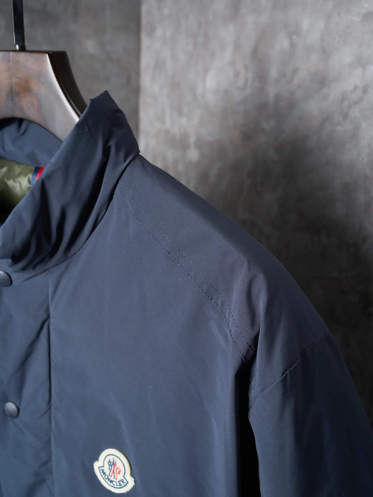 P900 Actual hanging auction] MONCLER/Maskled single-breasted zipper solid color badge stand collar down jacket [Ready stock] 1 2 3 4 High-quality filling: 90 white duck down is selected, weighing 210g, ensuring excellent thermal insulation performance. After strict screening and processing, the velvet is not easy to drill, ensuring durability. After selecting 100% polyester fiber and undergoing microfiberization treatment, the individual fibers become extremely fine, which greatly increases the fiber surface area, making the fabric soft, smooth, and close to natural fibers in touch. The high-density textile method makes the structure tight, thus giving it a certain degree of wrinkle resistance, windproof warmth and wear resistance.  The inner lining is made of 100% polyamide. The high-density and tight weaving process prevents fine lint from getting out of the gaps in the fabric. The smooth surface improves the putting on and taking off experience, and the excellent wear and tear resistance ensures damage caused by frequent use, while the light and soft texture does not affect the overall weight.  : The interior is quilted with imported No. 7 needles + anti-velvet thin threads, with 13 stitches every three centimeters. The stitches are straight and there is no skipped stitches.  The stand-up collar makes the overall lines look more concise and capable, can wrap the neck well, prevent cold wind from entering, and has excellent thermal insulation performance. Whether worn with a scarf or worn alone, combined with the characteristics of the version, it looks energetic, neat and not bloated.