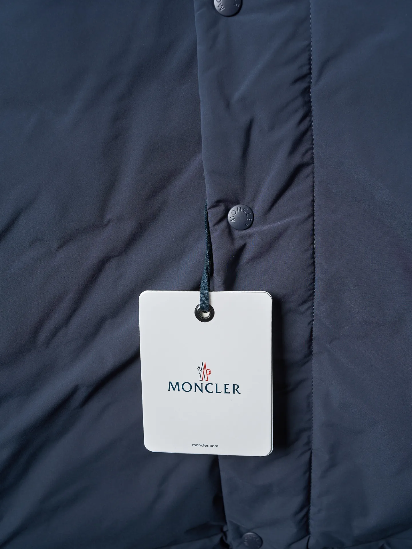 P900 Actual hanging auction] MONCLER/Maskled single-breasted zipper solid color badge stand collar down jacket [Ready stock] 1 2 3 4 High-quality filling: 90 white duck down is selected, weighing 210g, ensuring excellent thermal insulation performance. After strict screening and processing, the velvet is not easy to drill, ensuring durability. After selecting 100% polyester fiber and undergoing microfiberization treatment, the individual fibers become extremely fine, which greatly increases the fiber surface area, making the fabric soft, smooth, and close to natural fibers in touch. The high-density textile method makes the structure tight, thus giving it a certain degree of wrinkle resistance, windproof warmth and wear resistance.  The inner lining is made of 100% polyamide. The high-density and tight weaving process prevents fine lint from getting out of the gaps in the fabric. The smooth surface improves the putting on and taking off experience, and the excellent wear and tear resistance ensures damage caused by frequent use, while the light and soft texture does not affect the overall weight.  : The interior is quilted with imported No. 7 needles + anti-velvet thin threads, with 13 stitches every three centimeters. The stitches are straight and there is no skipped stitches.  The stand-up collar makes the overall lines look more concise and capable, can wrap the neck well, prevent cold wind from entering, and has excellent thermal insulation performance. Whether worn with a scarf or worn alone, combined with the characteristics of the version, it looks energetic, neat and not bloated.