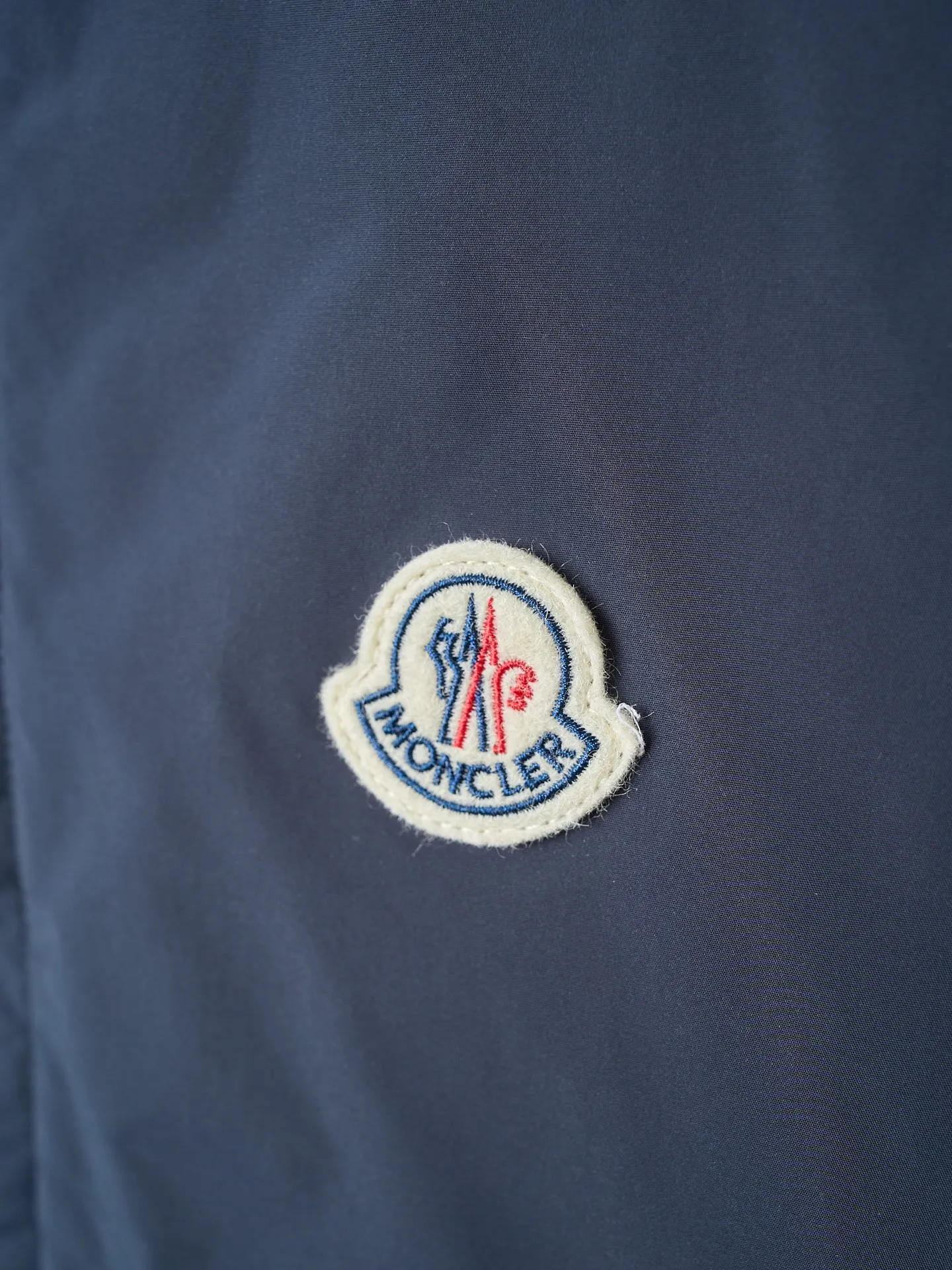P900 Actual hanging auction] MONCLER/Maskled single-breasted zipper solid color badge stand collar down jacket [Ready stock] 1 2 3 4 High-quality filling: 90 white duck down is selected, weighing 210g, ensuring excellent thermal insulation performance. After strict screening and processing, the velvet is not easy to drill, ensuring durability. After selecting 100% polyester fiber and undergoing microfiberization treatment, the individual fibers become extremely fine, which greatly increases the fiber surface area, making the fabric soft, smooth, and close to natural fibers in touch. The high-density textile method makes the structure tight, thus giving it a certain degree of wrinkle resistance, windproof warmth and wear resistance.  The inner lining is made of 100% polyamide. The high-density and tight weaving process prevents fine lint from getting out of the gaps in the fabric. The smooth surface improves the putting on and taking off experience, and the excellent wear and tear resistance ensures damage caused by frequent use, while the light and soft texture does not affect the overall weight.  : The interior is quilted with imported No. 7 needles + anti-velvet thin threads, with 13 stitches every three centimeters. The stitches are straight and there is no skipped stitches.  The stand-up collar makes the overall lines look more concise and capable, can wrap the neck well, prevent cold wind from entering, and has excellent thermal insulation performance. Whether worn with a scarf or worn alone, combined with the characteristics of the version, it looks energetic, neat and not bloated.