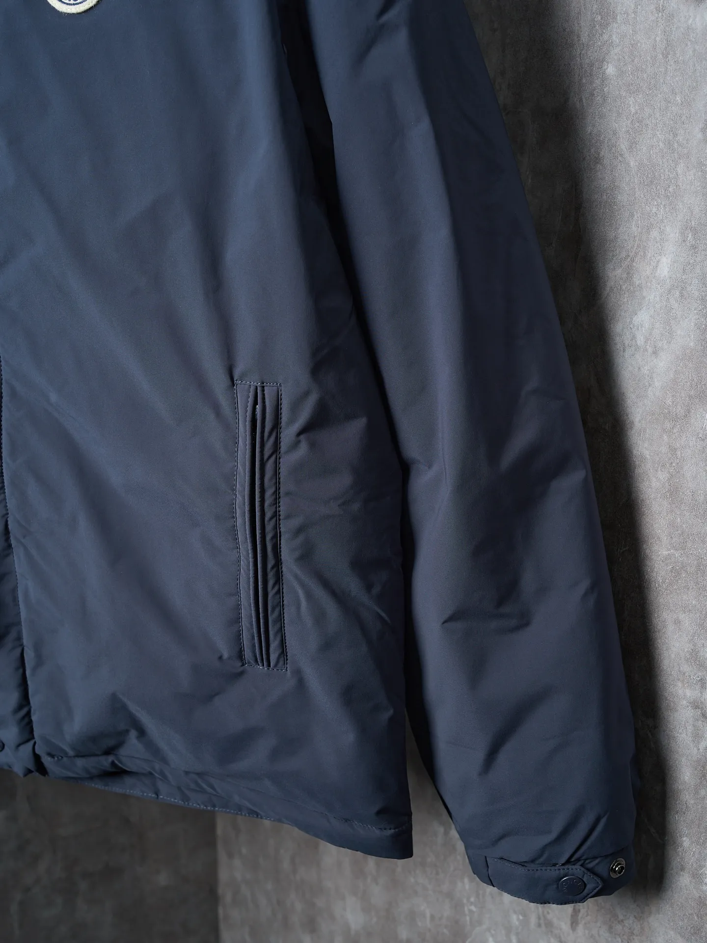 P900 Actual hanging auction] MONCLER/Maskled single-breasted zipper solid color badge stand collar down jacket [Ready stock] 1 2 3 4 High-quality filling: 90 white duck down is selected, weighing 210g, ensuring excellent thermal insulation performance. After strict screening and processing, the velvet is not easy to drill, ensuring durability. After selecting 100% polyester fiber and undergoing microfiberization treatment, the individual fibers become extremely fine, which greatly increases the fiber surface area, making the fabric soft, smooth, and close to natural fibers in touch. The high-density textile method makes the structure tight, thus giving it a certain degree of wrinkle resistance, windproof warmth and wear resistance.  The inner lining is made of 100% polyamide. The high-density and tight weaving process prevents fine lint from getting out of the gaps in the fabric. The smooth surface improves the putting on and taking off experience, and the excellent wear and tear resistance ensures damage caused by frequent use, while the light and soft texture does not affect the overall weight.  : The interior is quilted with imported No. 7 needles + anti-velvet thin threads, with 13 stitches every three centimeters. The stitches are straight and there is no skipped stitches.  The stand-up collar makes the overall lines look more concise and capable, can wrap the neck well, prevent cold wind from entering, and has excellent thermal insulation performance. Whether worn with a scarf or worn alone, combined with the characteristics of the version, it looks energetic, neat and not bloated.