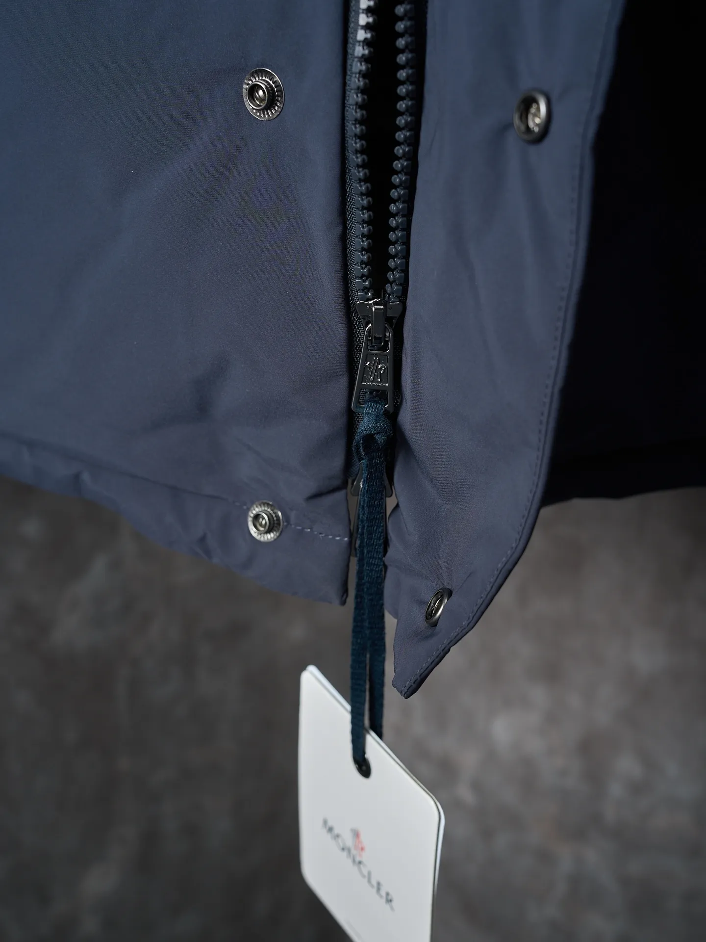 P900 Actual hanging auction] MONCLER/Maskled single-breasted zipper solid color badge stand collar down jacket [Ready stock] 1 2 3 4 High-quality filling: 90 white duck down is selected, weighing 210g, ensuring excellent thermal insulation performance. After strict screening and processing, the velvet is not easy to drill, ensuring durability. After selecting 100% polyester fiber and undergoing microfiberization treatment, the individual fibers become extremely fine, which greatly increases the fiber surface area, making the fabric soft, smooth, and close to natural fibers in touch. The high-density textile method makes the structure tight, thus giving it a certain degree of wrinkle resistance, windproof warmth and wear resistance.  The inner lining is made of 100% polyamide. The high-density and tight weaving process prevents fine lint from getting out of the gaps in the fabric. The smooth surface improves the putting on and taking off experience, and the excellent wear and tear resistance ensures damage caused by frequent use, while the light and soft texture does not affect the overall weight.  : The interior is quilted with imported No. 7 needles + anti-velvet thin threads, with 13 stitches every three centimeters. The stitches are straight and there is no skipped stitches.  The stand-up collar makes the overall lines look more concise and capable, can wrap the neck well, prevent cold wind from entering, and has excellent thermal insulation performance. Whether worn with a scarf or worn alone, combined with the characteristics of the version, it looks energetic, neat and not bloated.