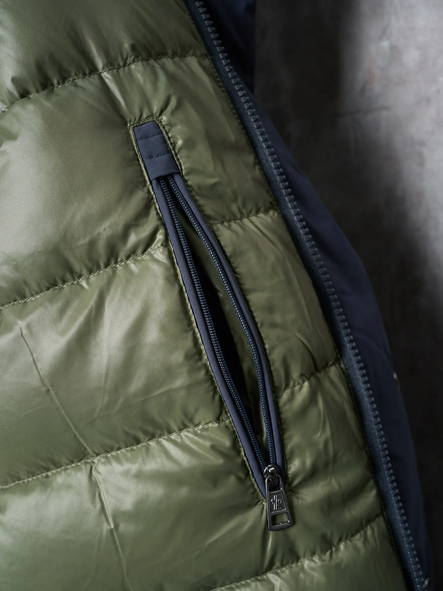 P900 Actual hanging auction] MONCLER/Maskled single-breasted zipper solid color badge stand collar down jacket [Ready stock] 1 2 3 4 High-quality filling: 90 white duck down is selected, weighing 210g, ensuring excellent thermal insulation performance. After strict screening and processing, the velvet is not easy to drill, ensuring durability. After selecting 100% polyester fiber and undergoing microfiberization treatment, the individual fibers become extremely fine, which greatly increases the fiber surface area, making the fabric soft, smooth, and close to natural fibers in touch. The high-density textile method makes the structure tight, thus giving it a certain degree of wrinkle resistance, windproof warmth and wear resistance.  The inner lining is made of 100% polyamide. The high-density and tight weaving process prevents fine lint from getting out of the gaps in the fabric. The smooth surface improves the putting on and taking off experience, and the excellent wear and tear resistance ensures damage caused by frequent use, while the light and soft texture does not affect the overall weight.  : The interior is quilted with imported No. 7 needles + anti-velvet thin threads, with 13 stitches every three centimeters. The stitches are straight and there is no skipped stitches.  The stand-up collar makes the overall lines look more concise and capable, can wrap the neck well, prevent cold wind from entering, and has excellent thermal insulation performance. Whether worn with a scarf or worn alone, combined with the characteristics of the version, it looks energetic, neat and not bloated.