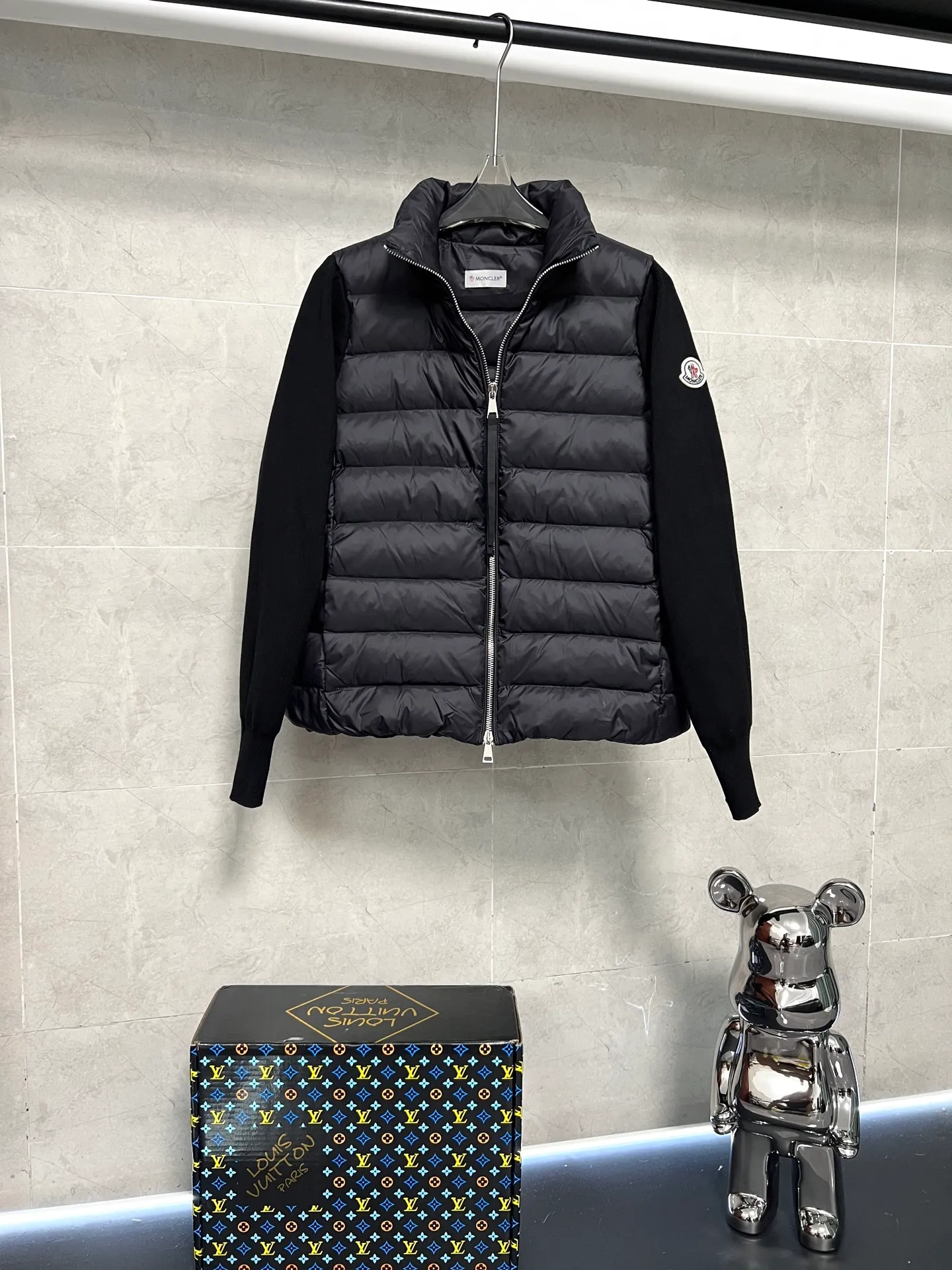 P640 Moncler Mouth Women's Knitted Splicing Stand Collar Thin Down Jacket A great inner wear item for winter!!! Several styles of sweaters and down are released at this time of year. In fact, sweaters and down are always in the basic style. They can be worn alone or layered to create a more layered look!!! The front is made of down, and the back and both sleeves are made of wool blended fabrics. The soft and delicate knitted feel is not irritating at all! This quality It feels great, the velvet is large, fine and stemless, and full of fluffiness! It has enough filling, and its thermal insulation performance is not to mention!!! It is windproof and warm, eliminating any possibility of velvet running. It feels silky and smooth, and the stiffness is also very good. This is the time to prepare a thin and light model! It will not look bloated at all, not to mention it is an evergreen model with a spliced design!!! Color: Black White Size: S M L